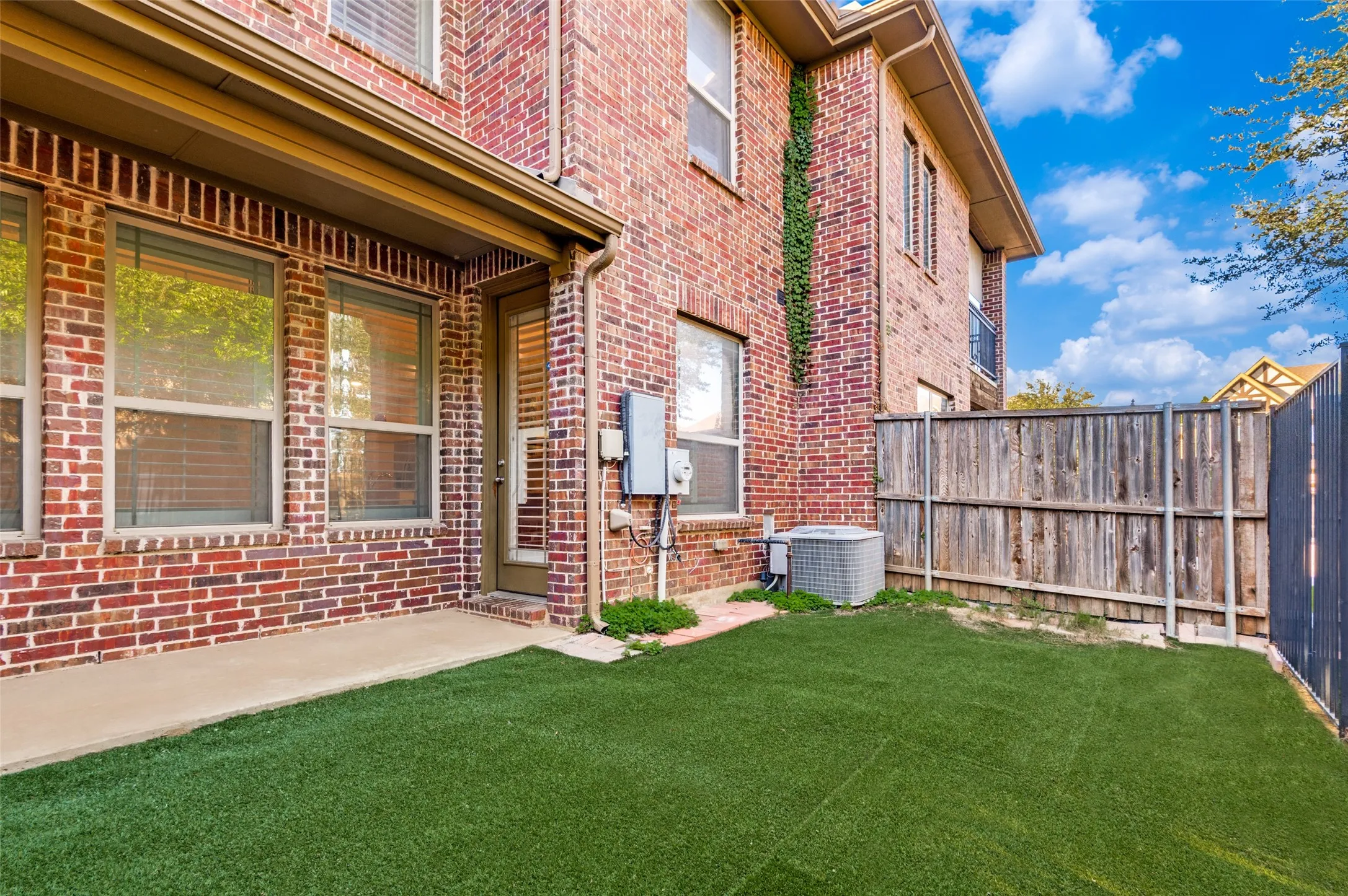 Townhouse For Sale in Tarrant County , 1606 Brook Grove Drive, Euless, Texas 76039, 2 Bedroom, 3 Bathroom, 2 Garage spaces, 1,468 Sqft, built in 2013, mls#21405886, Real Estate Agent in Euless, Homes For Sale in Tarrant county, Homes For Sale in Euless, Realtor in Euless Texas, Real Estate Brokerage Independent Realty Texas, Luminita Cordes Realtor