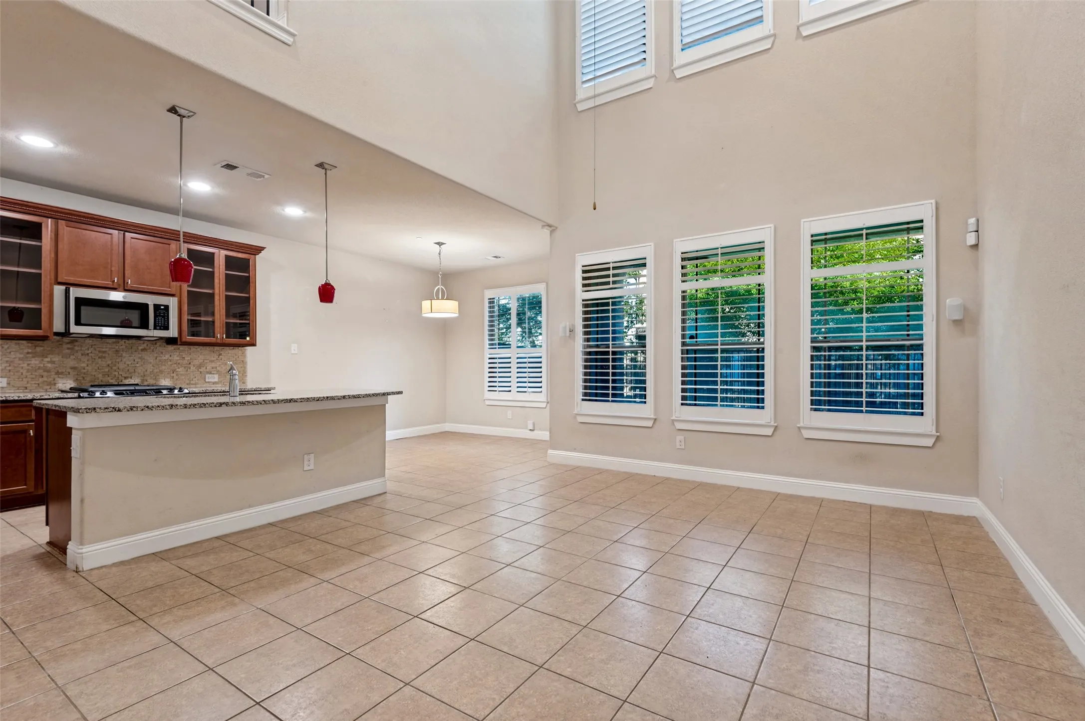 Townhouse For Sale in Tarrant County , 1606 Brook Grove Drive, Euless, Texas 76039, 2 Bedroom, 3 Bathroom, 2 Garage spaces, 1,468 Sqft, built in 2013, mls#21405886, Real Estate Agent in Euless, Homes For Sale in Tarrant county, Homes For Sale in Euless, Realtor in Euless Texas, Real Estate Brokerage Independent Realty Texas, Luminita Cordes Realtor