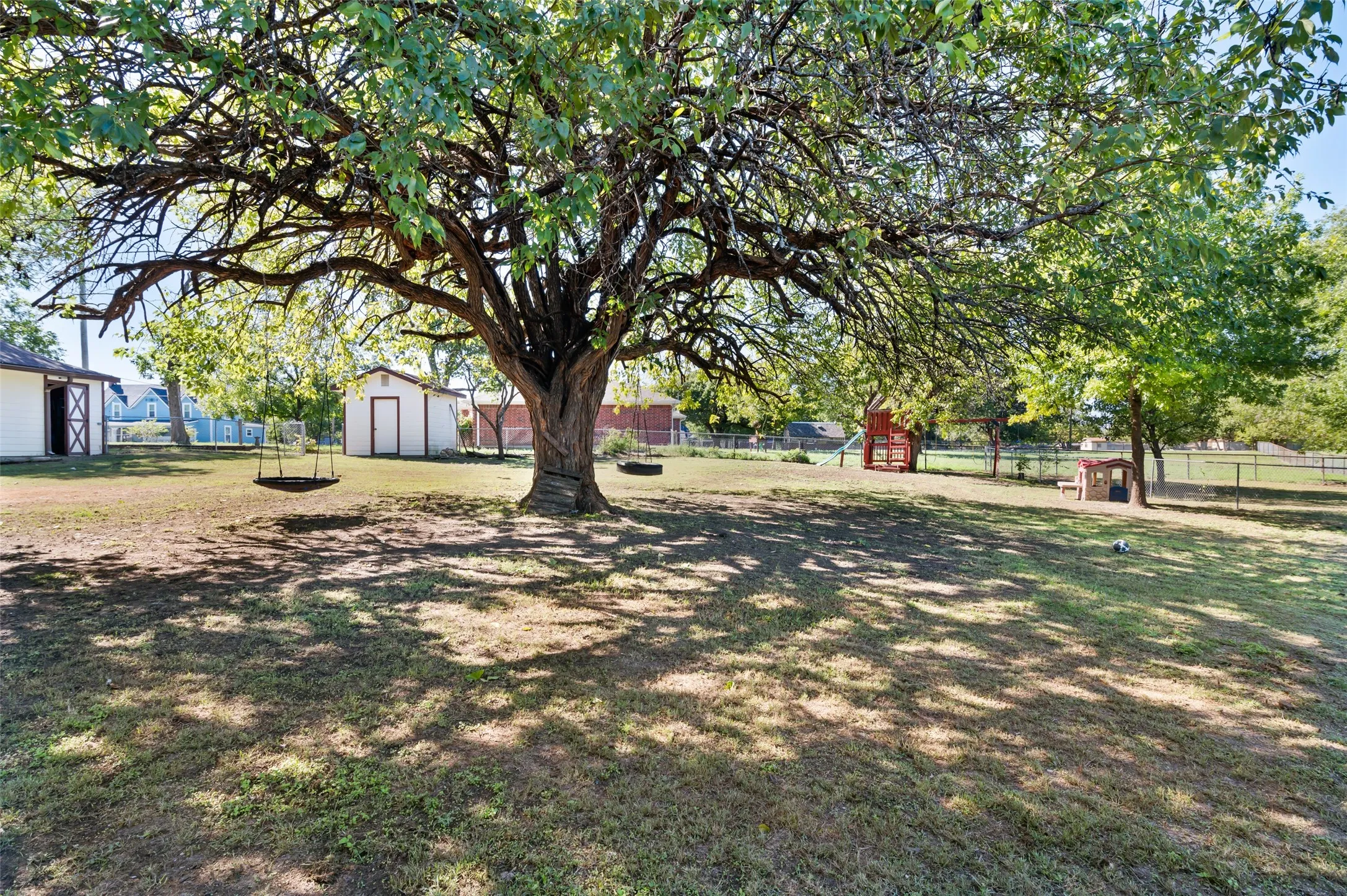 Single Family Residence For Sale in Grayson County , 301 N Lyon Street, Tom Bean, Texas 75491, 3 Bedroom, 3 Bathroom, 4 Garage spaces, 2,742 Sqft, built in 1981, mls#21408504, Real Estate Agent in Tom Bean, Homes For Sale in Grayson county, Homes For Sale in Tom Bean, Realtor in Tom Bean Texas, Real Estate Brokerage Independent Realty Texas, Luminita Cordes Realtor