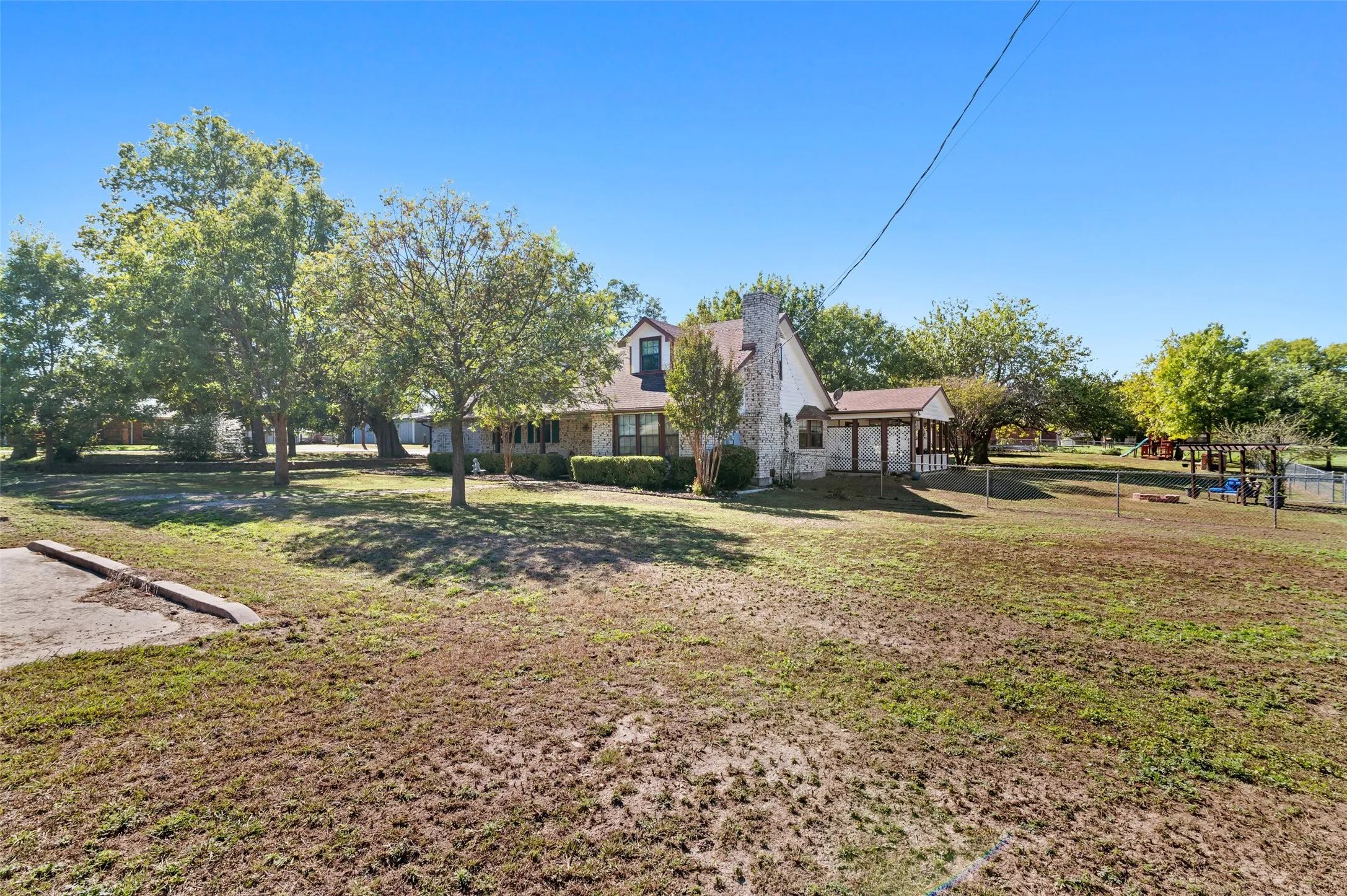 Single Family Residence For Sale in Grayson County , 301 N Lyon Street, Tom Bean, Texas 75491, 3 Bedroom, 3 Bathroom, 4 Garage spaces, 2,742 Sqft, built in 1981, mls#21408504, Real Estate Agent in Tom Bean, Homes For Sale in Grayson county, Homes For Sale in Tom Bean, Realtor in Tom Bean Texas, Real Estate Brokerage Independent Realty Texas, Luminita Cordes Realtor