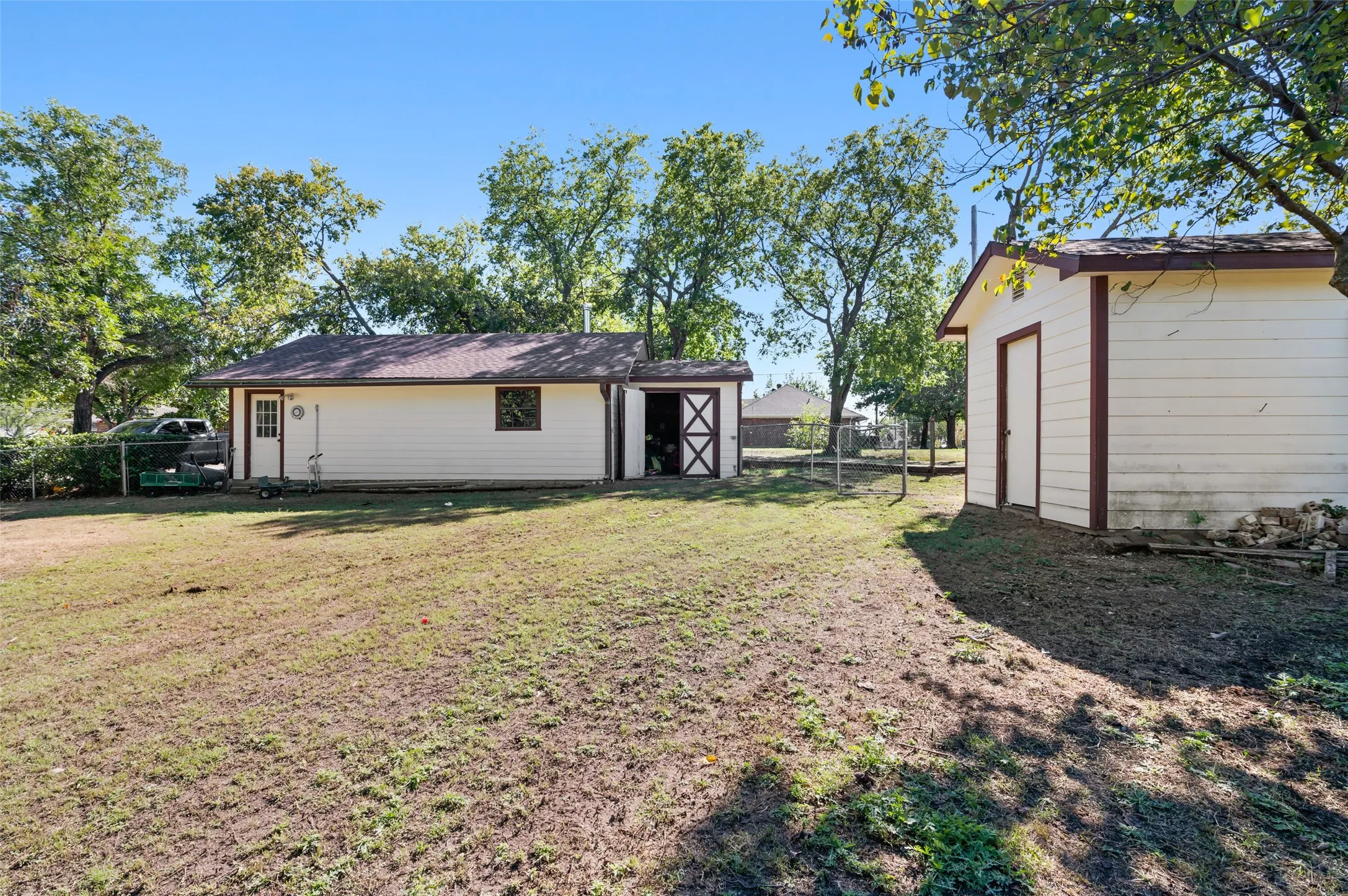 Single Family Residence For Sale in Grayson County , 301 N Lyon Street, Tom Bean, Texas 75491, 3 Bedroom, 3 Bathroom, 4 Garage spaces, 2,742 Sqft, built in 1981, mls#21408504, Real Estate Agent in Tom Bean, Homes For Sale in Grayson county, Homes For Sale in Tom Bean, Realtor in Tom Bean Texas, Real Estate Brokerage Independent Realty Texas, Luminita Cordes Realtor