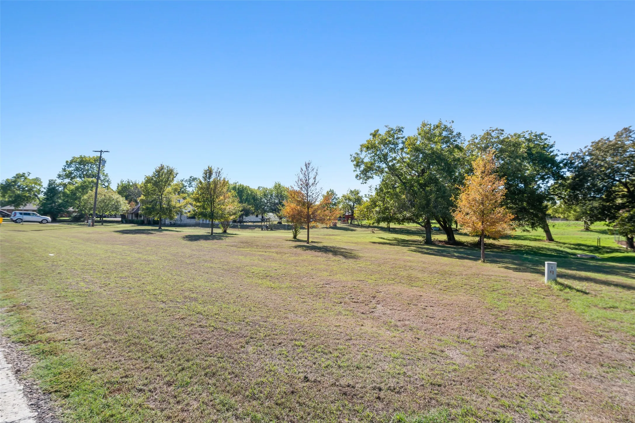 Single Family Residence For Sale in Grayson County , 301 N Lyon Street, Tom Bean, Texas 75491, 3 Bedroom, 3 Bathroom, 4 Garage spaces, 2,742 Sqft, built in 1981, mls#21408504, Real Estate Agent in Tom Bean, Homes For Sale in Grayson county, Homes For Sale in Tom Bean, Realtor in Tom Bean Texas, Real Estate Brokerage Independent Realty Texas, Luminita Cordes Realtor