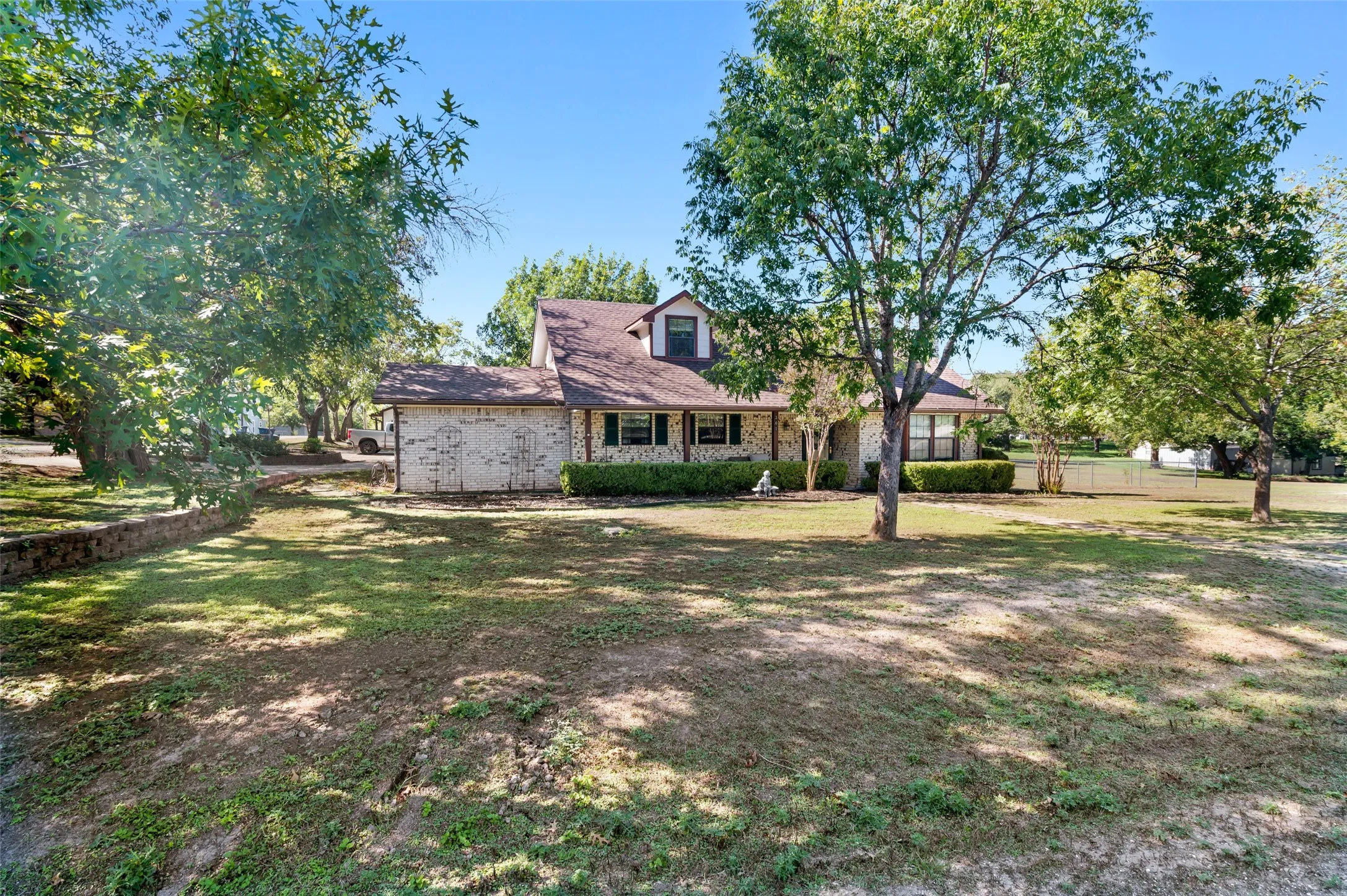 Single Family Residence For Sale in Grayson County , 301 N Lyon Street, Tom Bean, Texas 75491, 3 Bedroom, 3 Bathroom, 4 Garage spaces, 2,742 Sqft, built in 1981, mls#21408504, Real Estate Agent in Tom Bean, Homes For Sale in Grayson county, Homes For Sale in Tom Bean, Realtor in Tom Bean Texas, Real Estate Brokerage Independent Realty Texas, Luminita Cordes Realtor