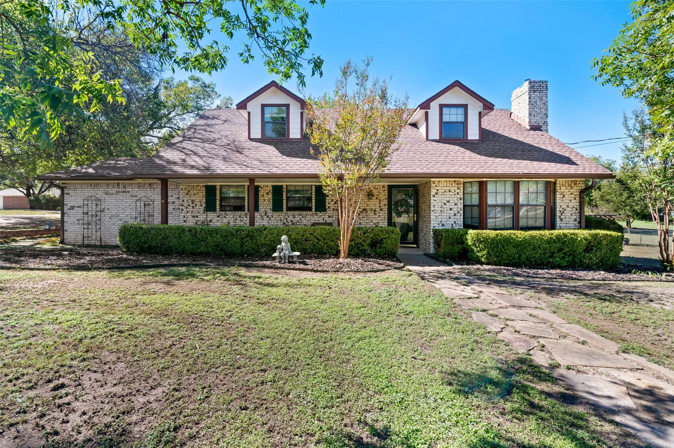 Single Family Residence For Sale in Grayson County , 301 N Lyon Street, Tom Bean, Texas 75491, 3 Bedroom, 3 Bathroom, 4 Garage spaces, 2,742 Sqft, built in 1981, mls#21408504, Real Estate Agent in Tom Bean, Homes For Sale in Grayson county, Homes For Sale in Tom Bean, Realtor in Tom Bean Texas, Real Estate Brokerage Independent Realty Texas, Luminita Cordes Realtor