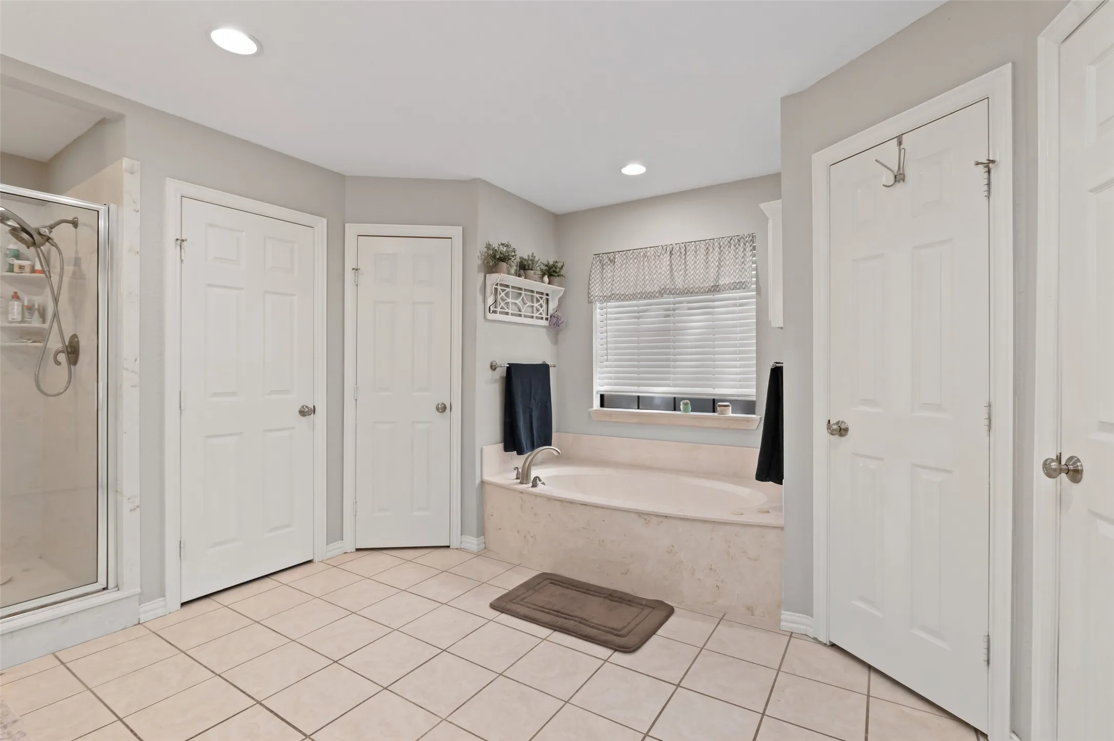 Single Family Residence For Sale in Grayson County , 301 N Lyon Street, Tom Bean, Texas 75491, 3 Bedroom, 3 Bathroom, 4 Garage spaces, 2,742 Sqft, built in 1981, mls#21408504, Real Estate Agent in Tom Bean, Homes For Sale in Grayson county, Homes For Sale in Tom Bean, Realtor in Tom Bean Texas, Real Estate Brokerage Independent Realty Texas, Luminita Cordes Realtor
