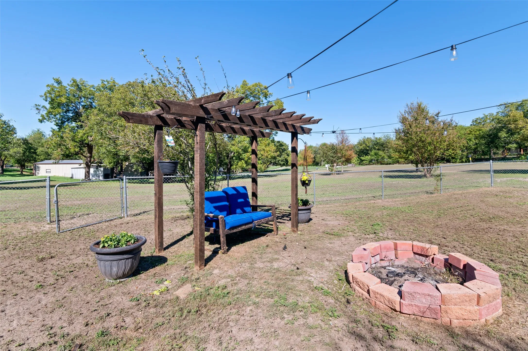 Single Family Residence For Sale in Grayson County , 301 N Lyon Street, Tom Bean, Texas 75491, 3 Bedroom, 3 Bathroom, 4 Garage spaces, 2,742 Sqft, built in 1981, mls#21408504, Real Estate Agent in Tom Bean, Homes For Sale in Grayson county, Homes For Sale in Tom Bean, Realtor in Tom Bean Texas, Real Estate Brokerage Independent Realty Texas, Luminita Cordes Realtor