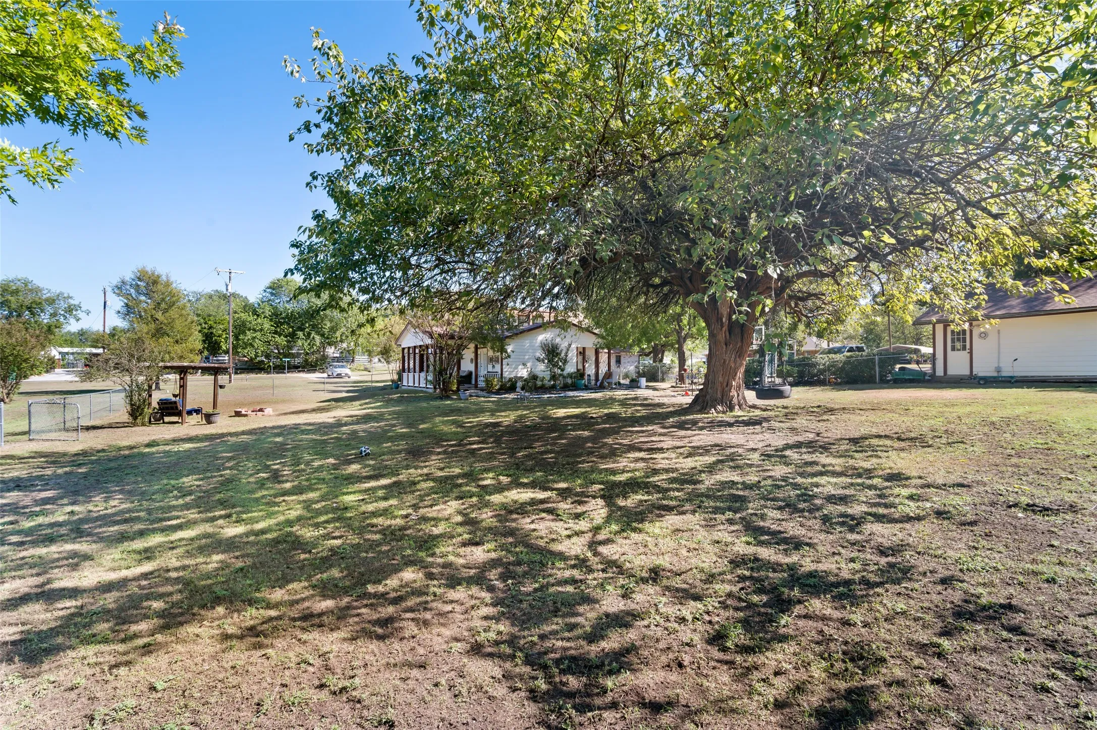 Single Family Residence For Sale in Grayson County , 301 N Lyon Street, Tom Bean, Texas 75491, 3 Bedroom, 3 Bathroom, 4 Garage spaces, 2,742 Sqft, built in 1981, mls#21408504, Real Estate Agent in Tom Bean, Homes For Sale in Grayson county, Homes For Sale in Tom Bean, Realtor in Tom Bean Texas, Real Estate Brokerage Independent Realty Texas, Luminita Cordes Realtor
