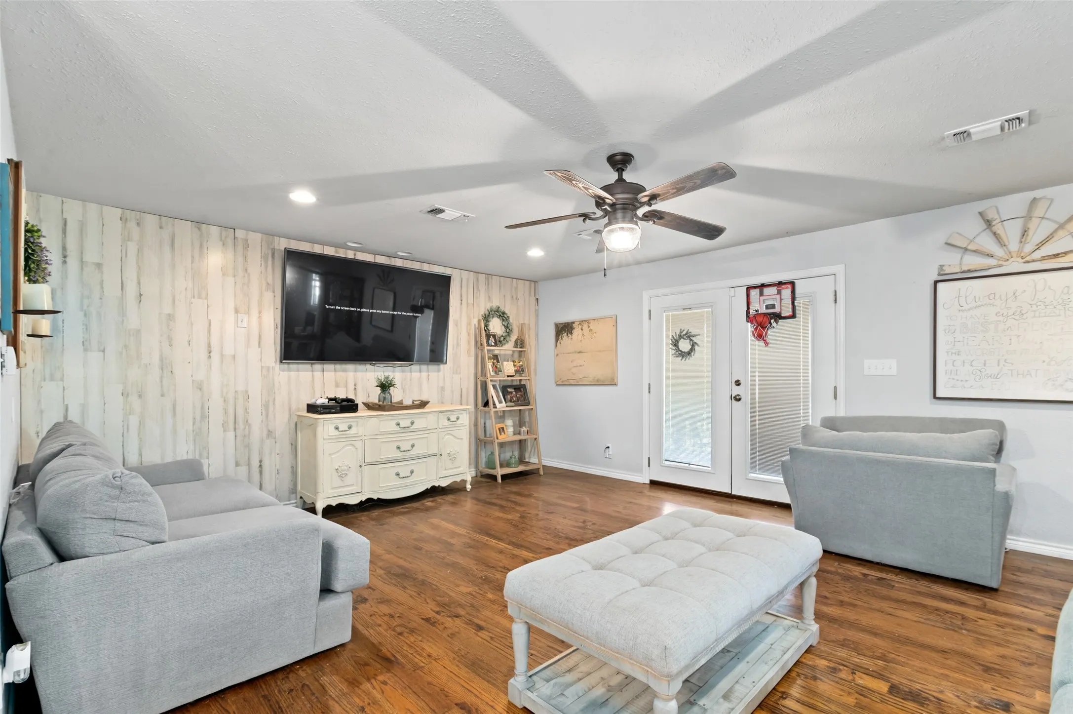 Single Family Residence For Sale in Grayson County , 301 N Lyon Street, Tom Bean, Texas 75491, 3 Bedroom, 3 Bathroom, 4 Garage spaces, 2,742 Sqft, built in 1981, mls#21408504, Real Estate Agent in Tom Bean, Homes For Sale in Grayson county, Homes For Sale in Tom Bean, Realtor in Tom Bean Texas, Real Estate Brokerage Independent Realty Texas, Luminita Cordes Realtor