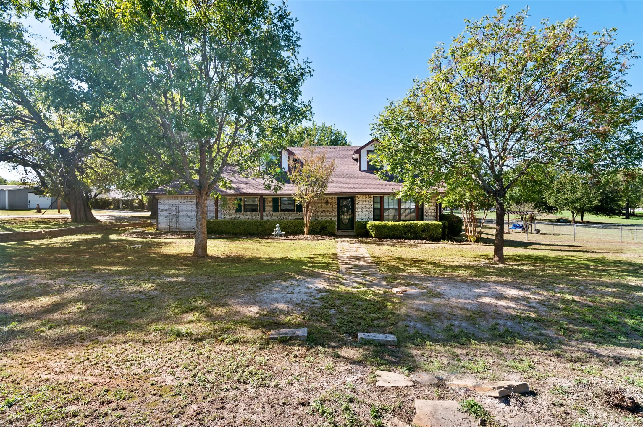 Single Family Residence For Sale in Grayson County , 301 N Lyon Street, Tom Bean, Texas 75491, 3 Bedroom, 3 Bathroom, 4 Garage spaces, 2,742 Sqft, built in 1981, mls#21408504, Real Estate Agent in Tom Bean, Homes For Sale in Grayson county, Homes For Sale in Tom Bean, Realtor in Tom Bean Texas, Real Estate Brokerage Independent Realty Texas, Luminita Cordes Realtor