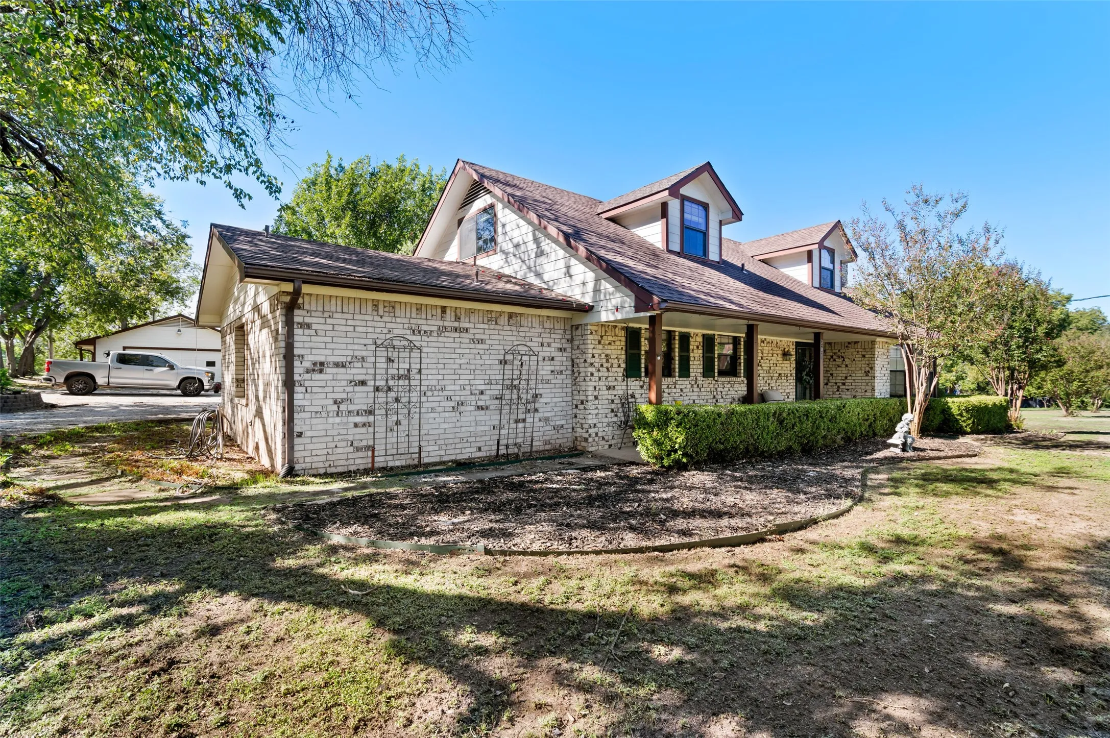 Single Family Residence For Sale in Grayson County , 301 N Lyon Street, Tom Bean, Texas 75491, 3 Bedroom, 3 Bathroom, 4 Garage spaces, 2,742 Sqft, built in 1981, mls#21408504, Real Estate Agent in Tom Bean, Homes For Sale in Grayson county, Homes For Sale in Tom Bean, Realtor in Tom Bean Texas, Real Estate Brokerage Independent Realty Texas, Luminita Cordes Realtor