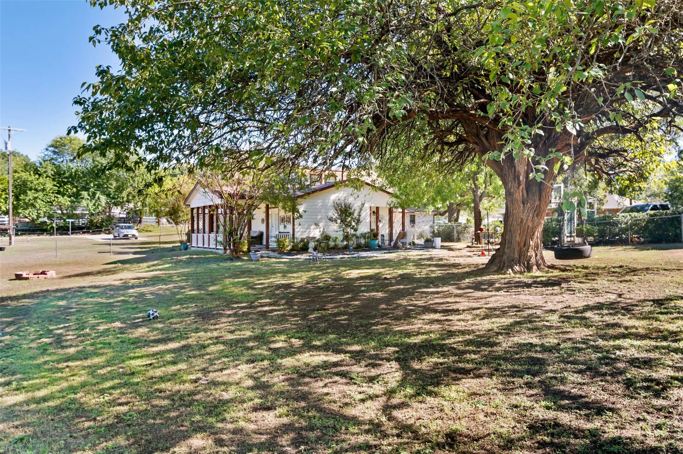 Single Family Residence For Sale in Grayson County , 301 N Lyon Street, Tom Bean, Texas 75491, 3 Bedroom, 3 Bathroom, 4 Garage spaces, 2,742 Sqft, built in 1981, mls#21408504, Real Estate Agent in Tom Bean, Homes For Sale in Grayson county, Homes For Sale in Tom Bean, Realtor in Tom Bean Texas, Real Estate Brokerage Independent Realty Texas, Luminita Cordes Realtor