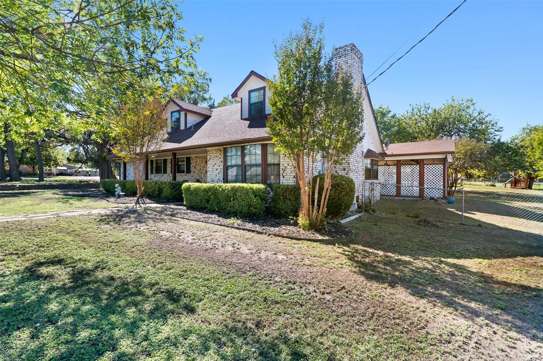 Single Family Residence For Sale in Grayson County , 301 N Lyon Street, Tom Bean, Texas 75491, 3 Bedroom, 3 Bathroom, 4 Garage spaces, 2,742 Sqft, built in 1981, mls#21408504, Real Estate Agent in Tom Bean, Homes For Sale in Grayson county, Homes For Sale in Tom Bean, Realtor in Tom Bean Texas, Real Estate Brokerage Independent Realty Texas, Luminita Cordes Realtor