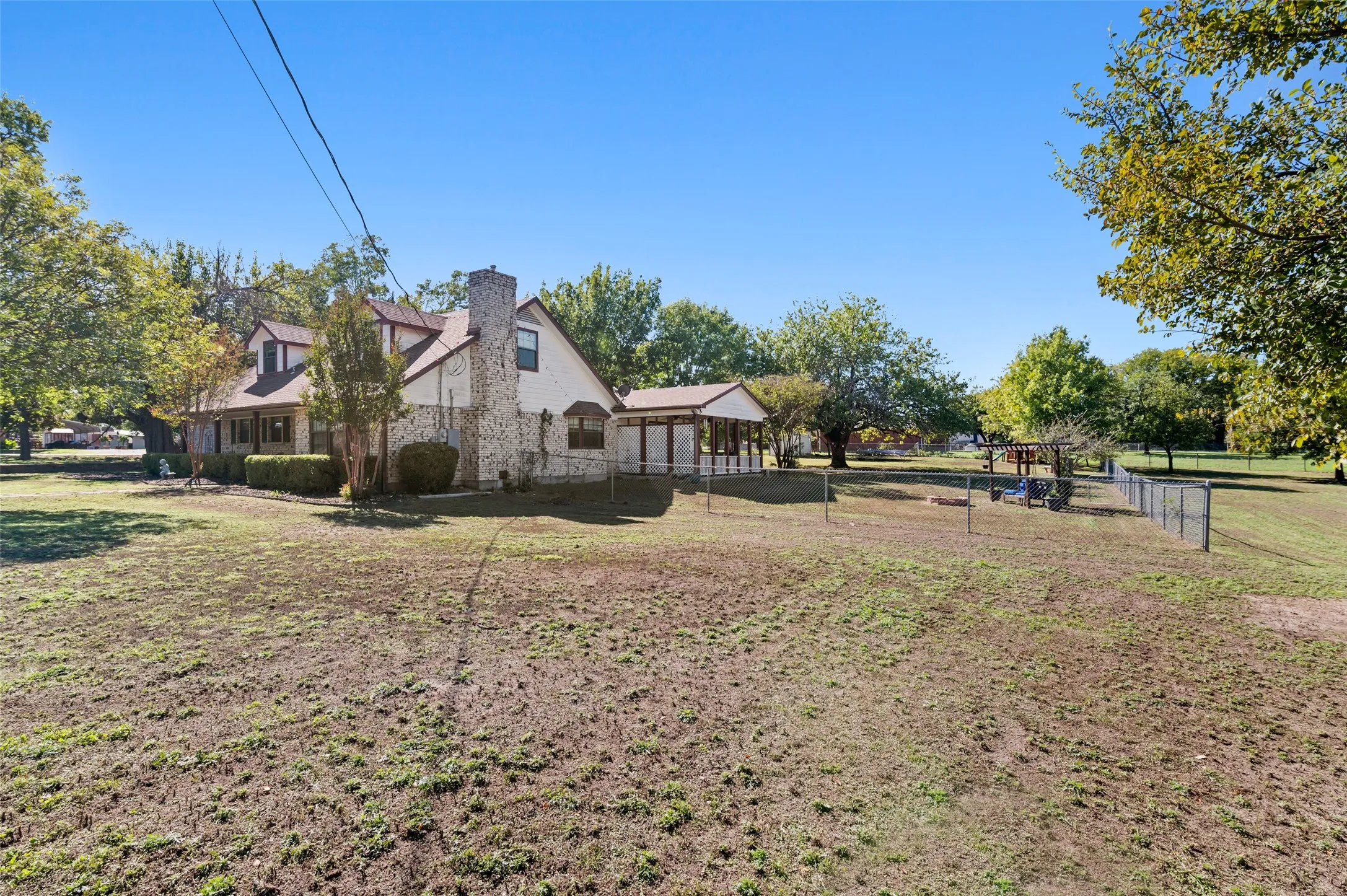 Single Family Residence For Sale in Grayson County , 301 N Lyon Street, Tom Bean, Texas 75491, 3 Bedroom, 3 Bathroom, 4 Garage spaces, 2,742 Sqft, built in 1981, mls#21408504, Real Estate Agent in Tom Bean, Homes For Sale in Grayson county, Homes For Sale in Tom Bean, Realtor in Tom Bean Texas, Real Estate Brokerage Independent Realty Texas, Luminita Cordes Realtor