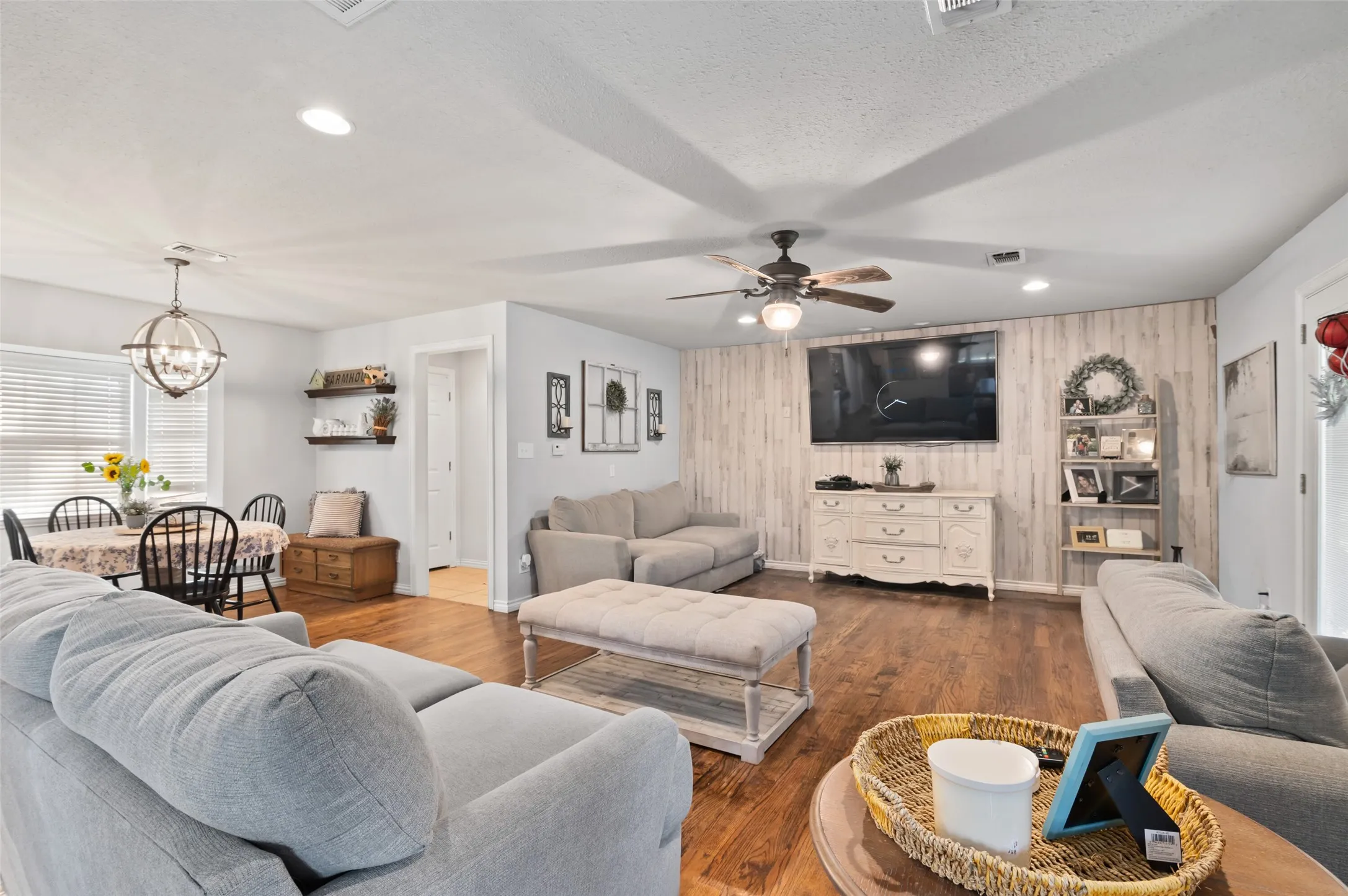 Single Family Residence For Sale in Grayson County , 301 N Lyon Street, Tom Bean, Texas 75491, 3 Bedroom, 3 Bathroom, 4 Garage spaces, 2,742 Sqft, built in 1981, mls#21408504, Real Estate Agent in Tom Bean, Homes For Sale in Grayson county, Homes For Sale in Tom Bean, Realtor in Tom Bean Texas, Real Estate Brokerage Independent Realty Texas, Luminita Cordes Realtor