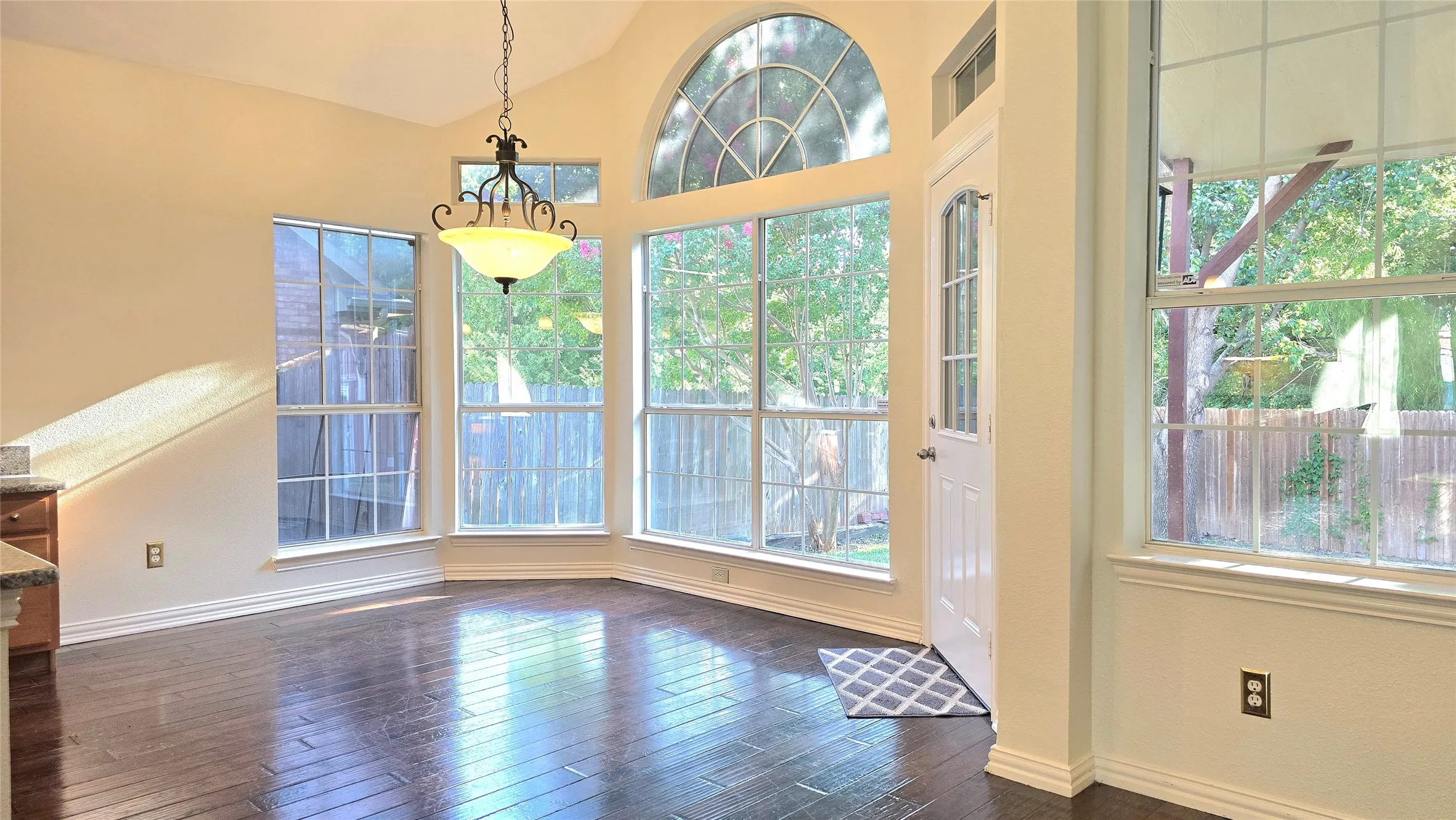 Single Family Residence For Sale in Tarrant County , 3455 Daisy Lane, Grand Prairie, Texas 75052, 5 Bedroom, 3 Bathroom, 2 Garage spaces, 3,387 Sqft, built in 2000, mls#21408514, Real Estate Agent in Grand Prairie, Homes For Sale in Tarrant county, Homes For Sale in Grand Prairie, Realtor in Grand Prairie Texas, Real Estate Brokerage Independent Realty Texas, Luminita Cordes Realtor