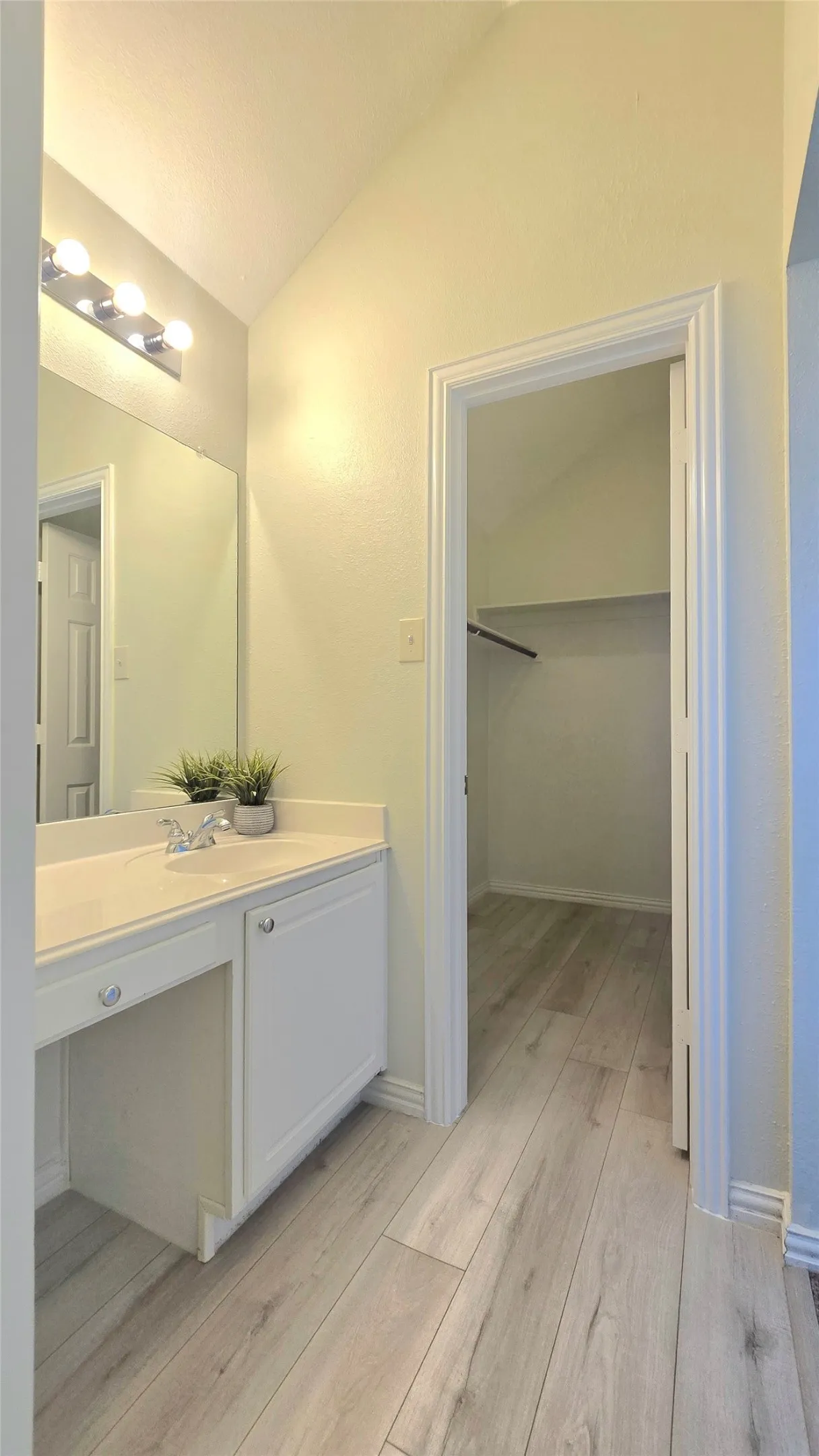 Single Family Residence For Sale in Tarrant County , 3455 Daisy Lane, Grand Prairie, Texas 75052, 5 Bedroom, 3 Bathroom, 2 Garage spaces, 3,387 Sqft, built in 2000, mls#21408514, Real Estate Agent in Grand Prairie, Homes For Sale in Tarrant county, Homes For Sale in Grand Prairie, Realtor in Grand Prairie Texas, Real Estate Brokerage Independent Realty Texas, Luminita Cordes Realtor