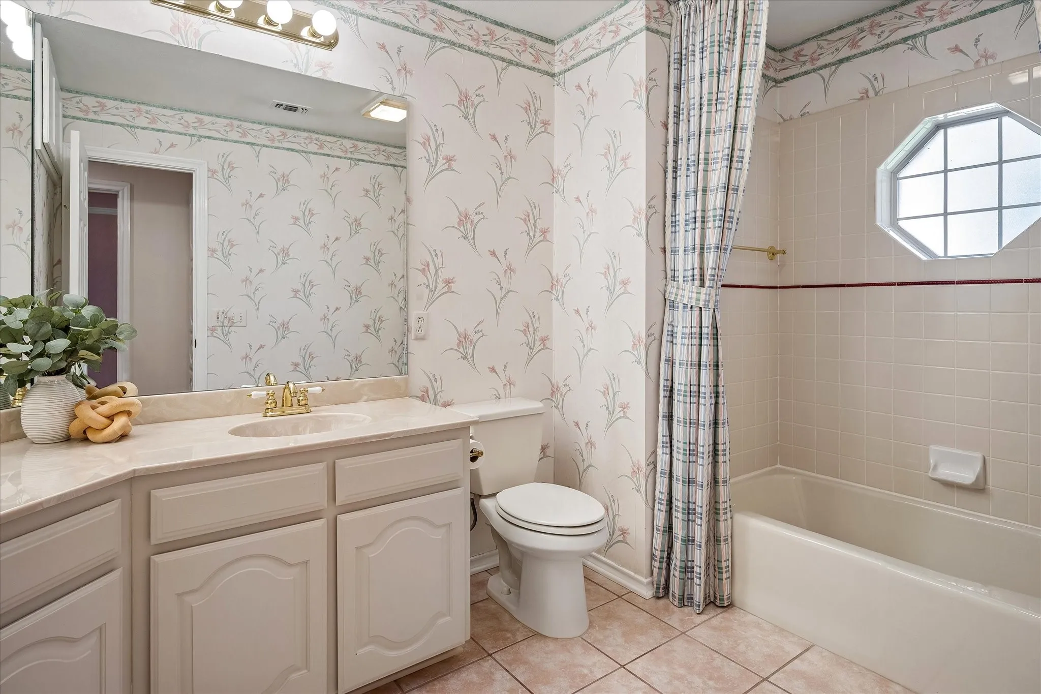 Single Family Residence For Sale in Tarrant County , 4424 Fair Ridge Drive, Fort Worth, Texas 76008, 3 Bedroom, 2 Bathroom, 3 Garage spaces, 2,698 Sqft, built in 1991, mls#21400921, Real Estate Agent in Fort Worth, Homes For Sale in Tarrant county, Homes For Sale in Fort Worth, Realtor in Fort Worth Texas, Real Estate Brokerage Independent Realty Texas, Luminita Cordes Realtor