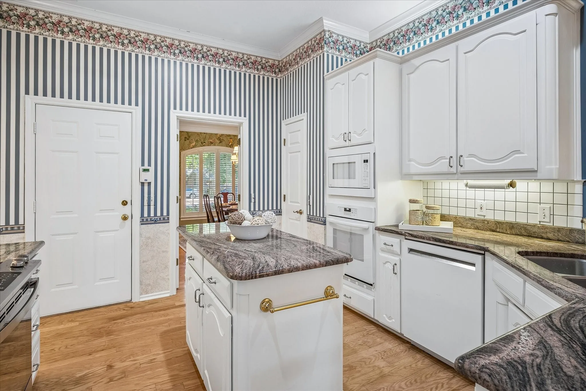Single Family Residence For Sale in Tarrant County , 4424 Fair Ridge Drive, Fort Worth, Texas 76008, 3 Bedroom, 2 Bathroom, 3 Garage spaces, 2,698 Sqft, built in 1991, mls#21400921, Real Estate Agent in Fort Worth, Homes For Sale in Tarrant county, Homes For Sale in Fort Worth, Realtor in Fort Worth Texas, Real Estate Brokerage Independent Realty Texas, Luminita Cordes Realtor