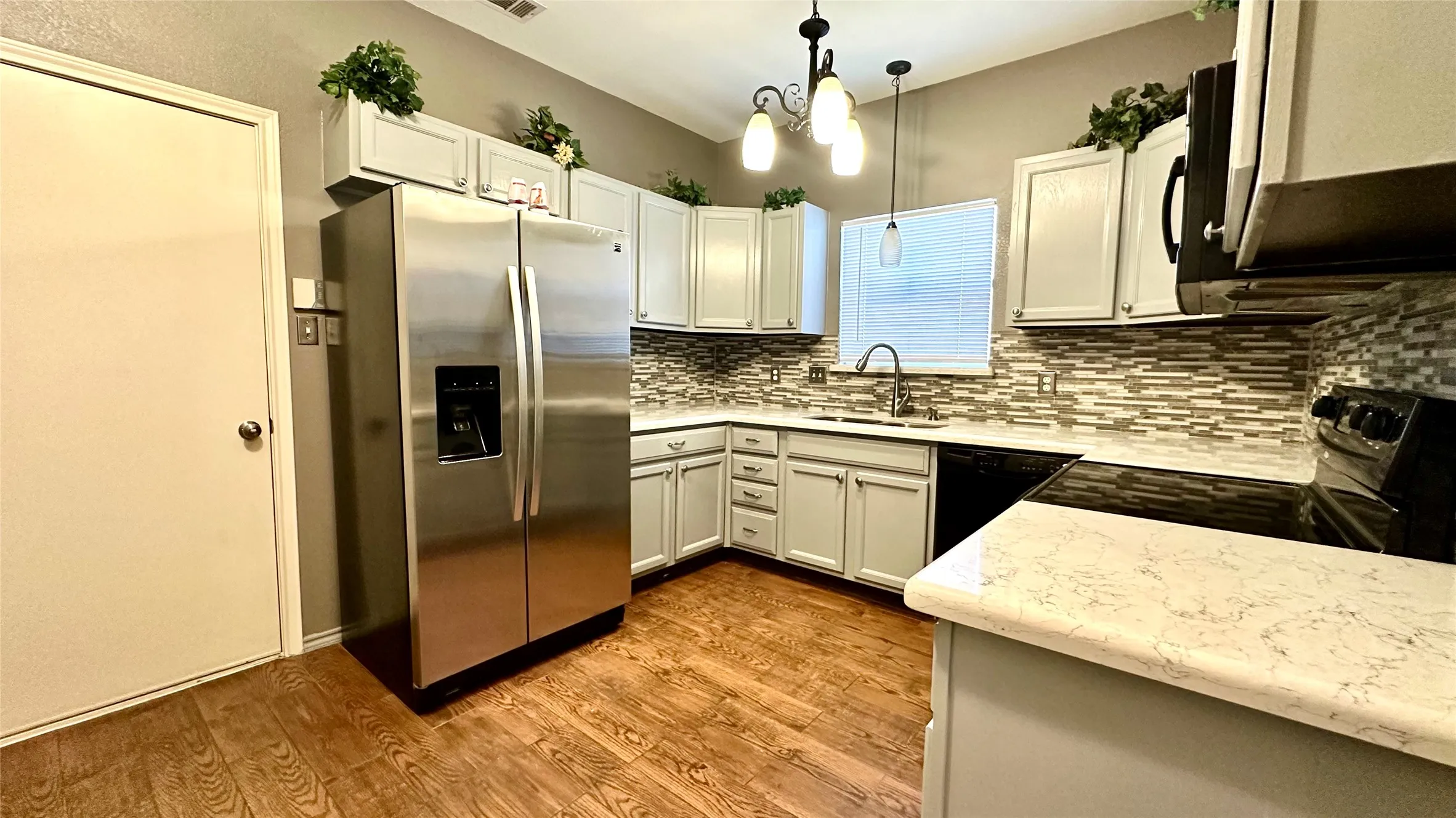 Single Family Residence For Rent in Denton County , 1402 Peregrine Street, Lewisville, Texas 75077, 3 Bedroom, 2 Bathroom, 2 Garage spaces, 1,410 Sqft, built in 1999, mls#21408518, Real Estate Agent in Lewisville, Homes For Rent in Denton county, Homes For Rent in Lewisville, Realtor in Lewisville Texas, Real Estate Brokerage Independent Realty Texas, Luminita Cordes Realtor