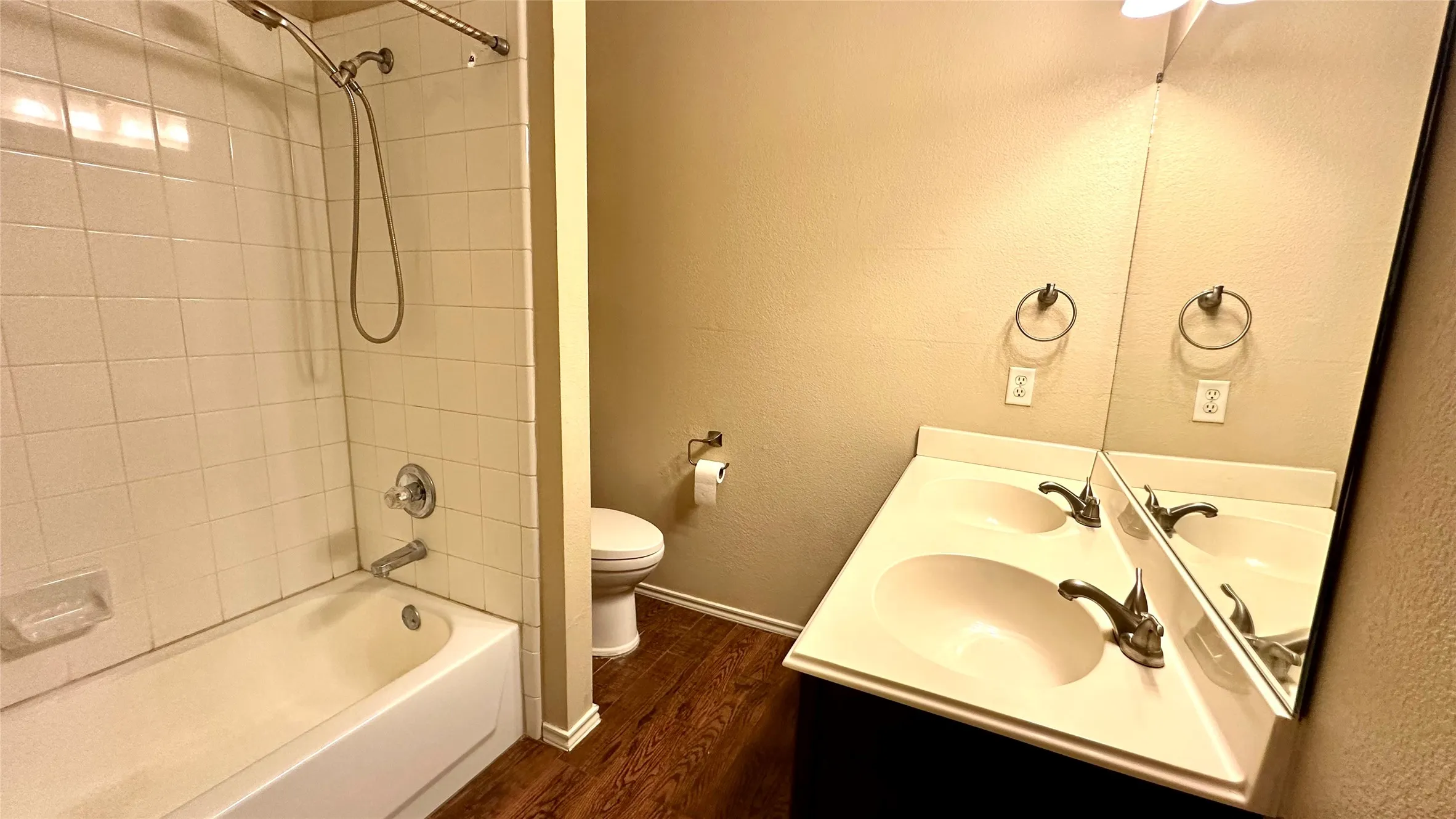 Single Family Residence For Rent in Denton County , 1402 Peregrine Street, Lewisville, Texas 75077, 3 Bedroom, 2 Bathroom, 2 Garage spaces, 1,410 Sqft, built in 1999, mls#21408518, Real Estate Agent in Lewisville, Homes For Rent in Denton county, Homes For Rent in Lewisville, Realtor in Lewisville Texas, Real Estate Brokerage Independent Realty Texas, Luminita Cordes Realtor