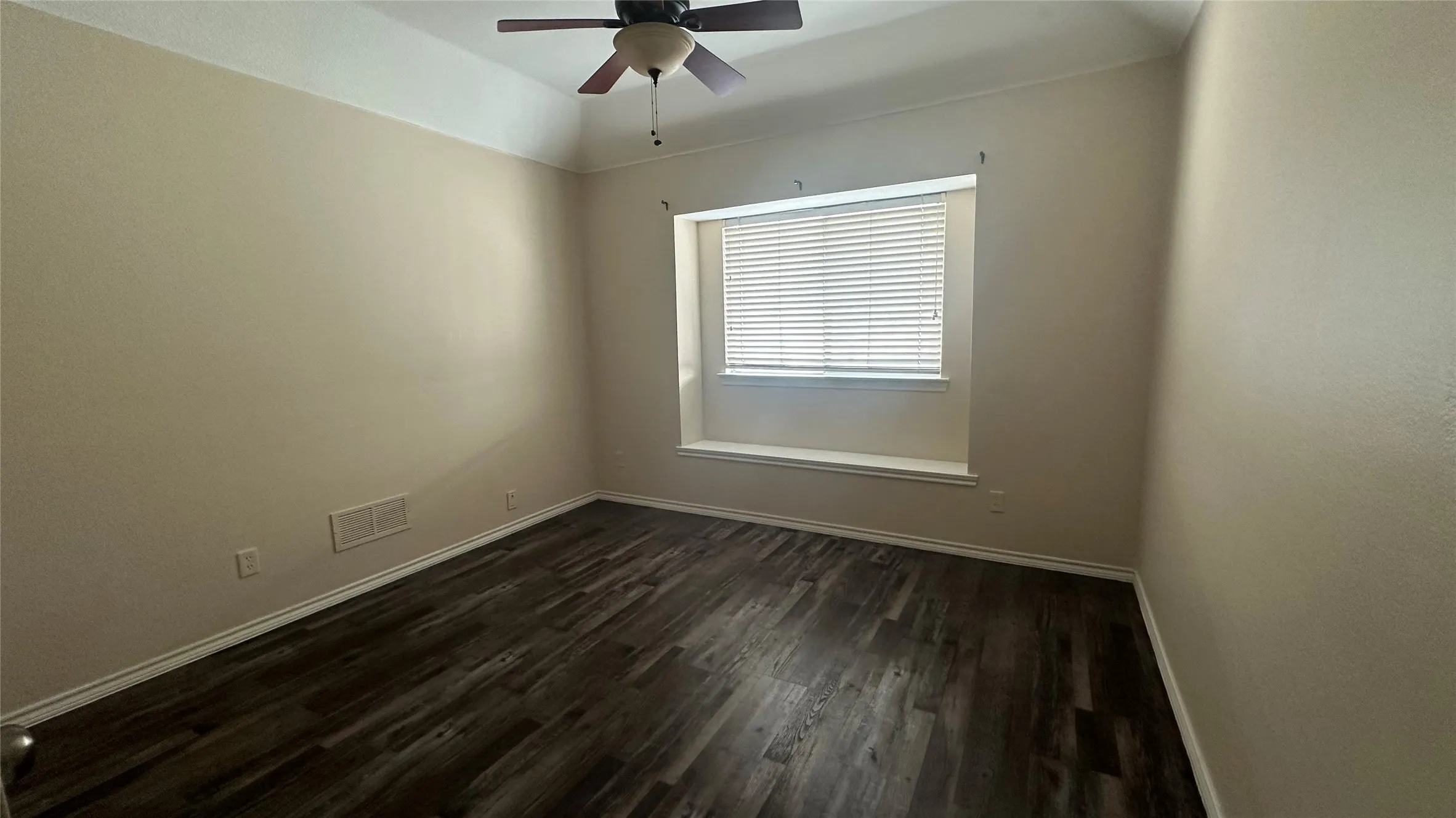 Single Family Residence For Rent in Denton County , 1402 Peregrine Street, Lewisville, Texas 75077, 3 Bedroom, 2 Bathroom, 2 Garage spaces, 1,410 Sqft, built in 1999, mls#21408518, Real Estate Agent in Lewisville, Homes For Rent in Denton county, Homes For Rent in Lewisville, Realtor in Lewisville Texas, Real Estate Brokerage Independent Realty Texas, Luminita Cordes Realtor