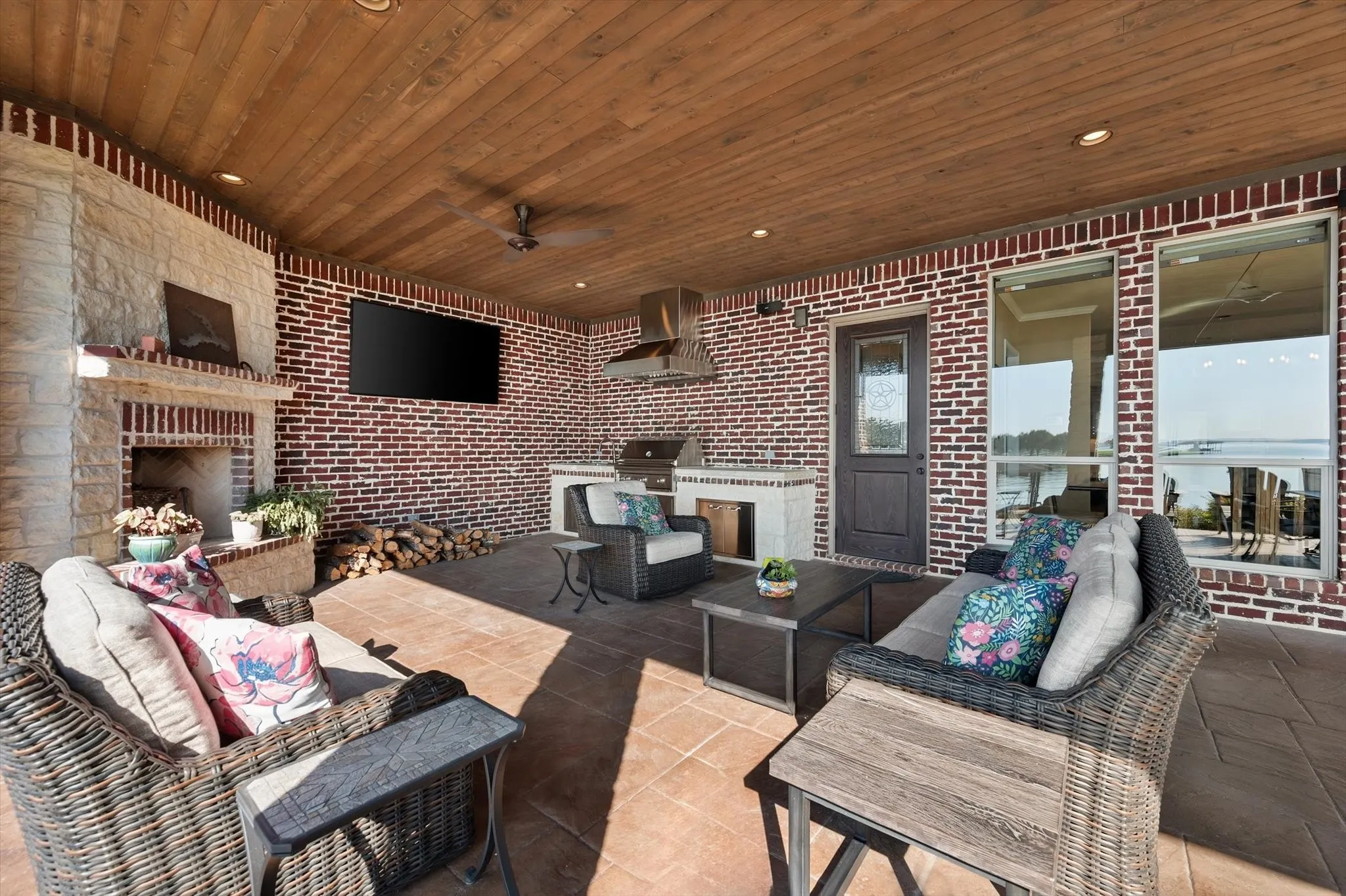 Single Family Residence For Sale in Navarro County , 470 White Rock Road, Corsicana, Texas 75109, 5 Bedroom, 5 Bathroom, 3 Garage spaces, 3,750 Sqft, built in 2013, mls#21408279, Real Estate Agent in Corsicana, Homes For Sale in Navarro county, Homes For Sale in Corsicana, Realtor in Corsicana Texas, Real Estate Brokerage Independent Realty Texas, Luminita Cordes Realtor