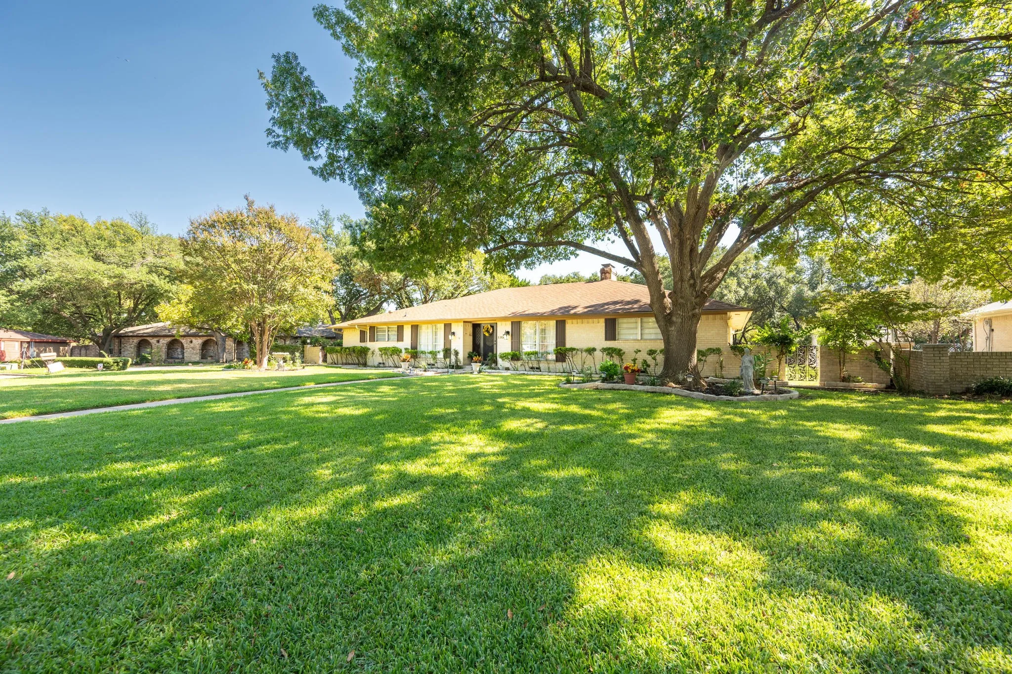 Single Family Residence For Sale in Dallas County , 1706 Dakota Drive, Garland, Texas 75043, 4 Bedroom, 3 Bathroom, 2 Garage spaces, 3,048 Sqft, built in 1972, mls#21408198, Real Estate Agent in Garland, Homes For Sale in Dallas county, Homes For Sale in Garland, Realtor in Garland Texas, Real Estate Brokerage Independent Realty Texas, Luminita Cordes Realtor