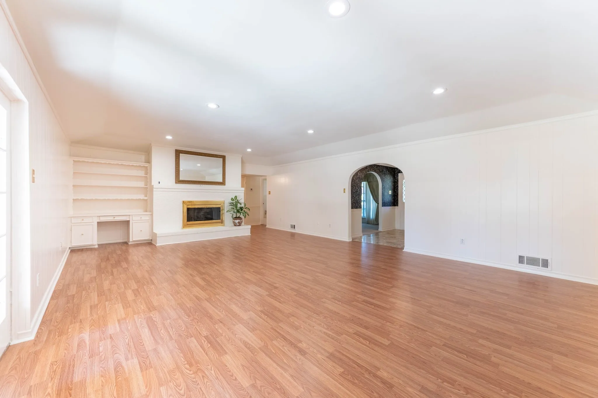Single Family Residence For Sale in Dallas County , 1706 Dakota Drive, Garland, Texas 75043, 4 Bedroom, 3 Bathroom, 2 Garage spaces, 3,048 Sqft, built in 1972, mls#21408198, Real Estate Agent in Garland, Homes For Sale in Dallas county, Homes For Sale in Garland, Realtor in Garland Texas, Real Estate Brokerage Independent Realty Texas, Luminita Cordes Realtor
