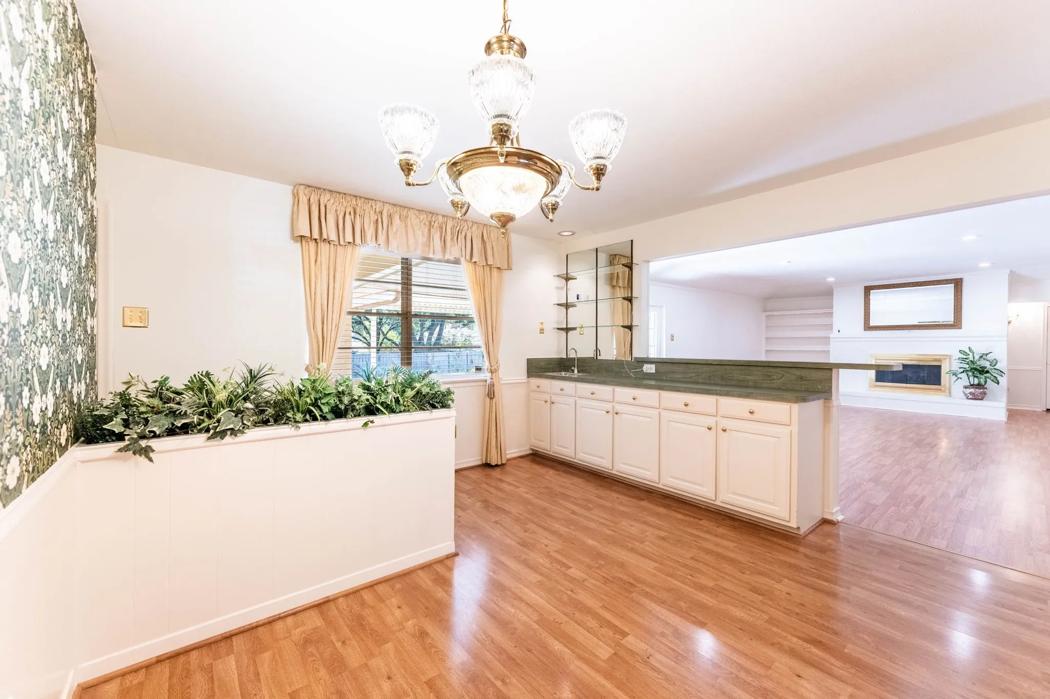 Single Family Residence For Sale in Dallas County , 1706 Dakota Drive, Garland, Texas 75043, 4 Bedroom, 3 Bathroom, 2 Garage spaces, 3,048 Sqft, built in 1972, mls#21408198, Real Estate Agent in Garland, Homes For Sale in Dallas county, Homes For Sale in Garland, Realtor in Garland Texas, Real Estate Brokerage Independent Realty Texas, Luminita Cordes Realtor