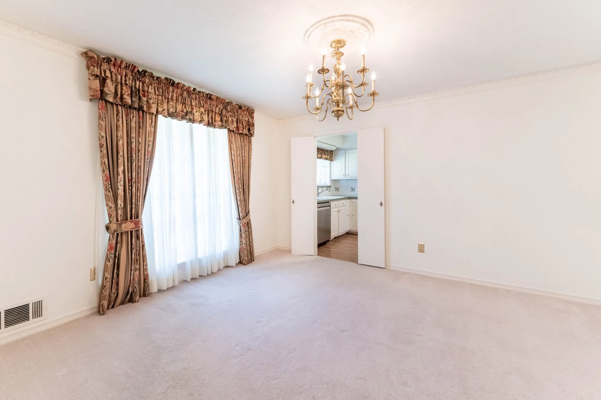 Single Family Residence For Sale in Dallas County , 1706 Dakota Drive, Garland, Texas 75043, 4 Bedroom, 3 Bathroom, 2 Garage spaces, 3,048 Sqft, built in 1972, mls#21408198, Real Estate Agent in Garland, Homes For Sale in Dallas county, Homes For Sale in Garland, Realtor in Garland Texas, Real Estate Brokerage Independent Realty Texas, Luminita Cordes Realtor