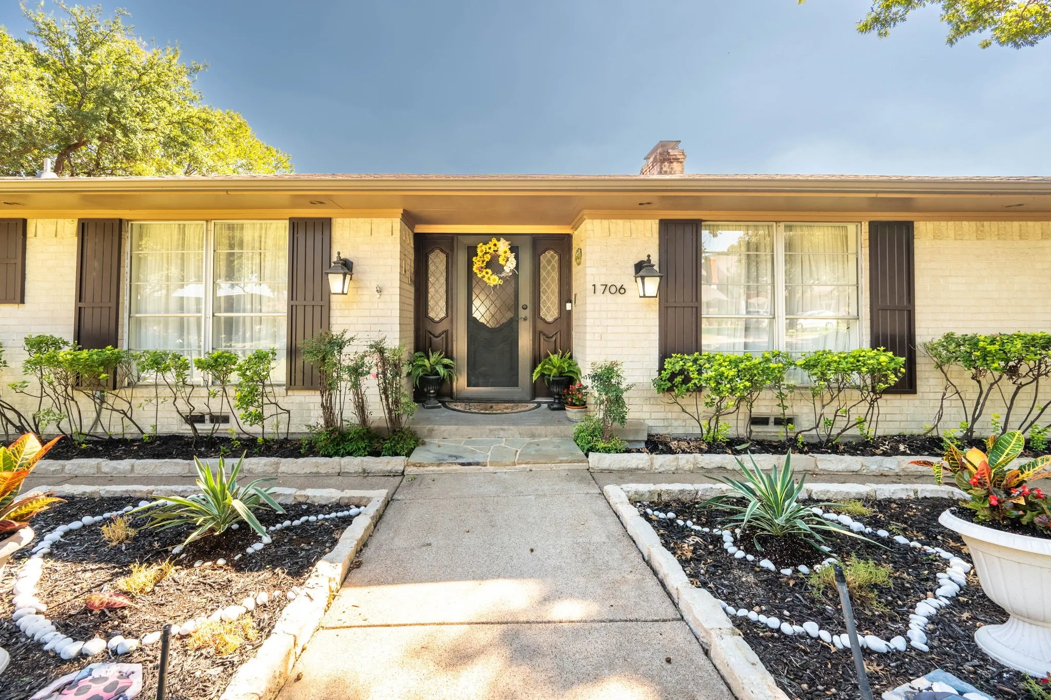Single Family Residence For Sale in Dallas County , 1706 Dakota Drive, Garland, Texas 75043, 4 Bedroom, 3 Bathroom, 2 Garage spaces, 3,048 Sqft, built in 1972, mls#21408198, Real Estate Agent in Garland, Homes For Sale in Dallas county, Homes For Sale in Garland, Realtor in Garland Texas, Real Estate Brokerage Independent Realty Texas, Luminita Cordes Realtor