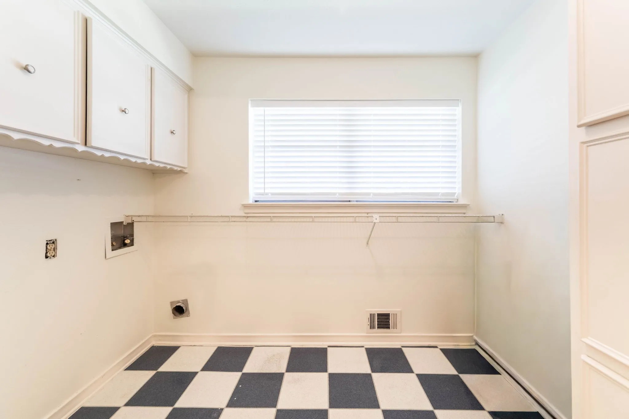 Single Family Residence For Sale in Dallas County , 1706 Dakota Drive, Garland, Texas 75043, 4 Bedroom, 3 Bathroom, 2 Garage spaces, 3,048 Sqft, built in 1972, mls#21408198, Real Estate Agent in Garland, Homes For Sale in Dallas county, Homes For Sale in Garland, Realtor in Garland Texas, Real Estate Brokerage Independent Realty Texas, Luminita Cordes Realtor
