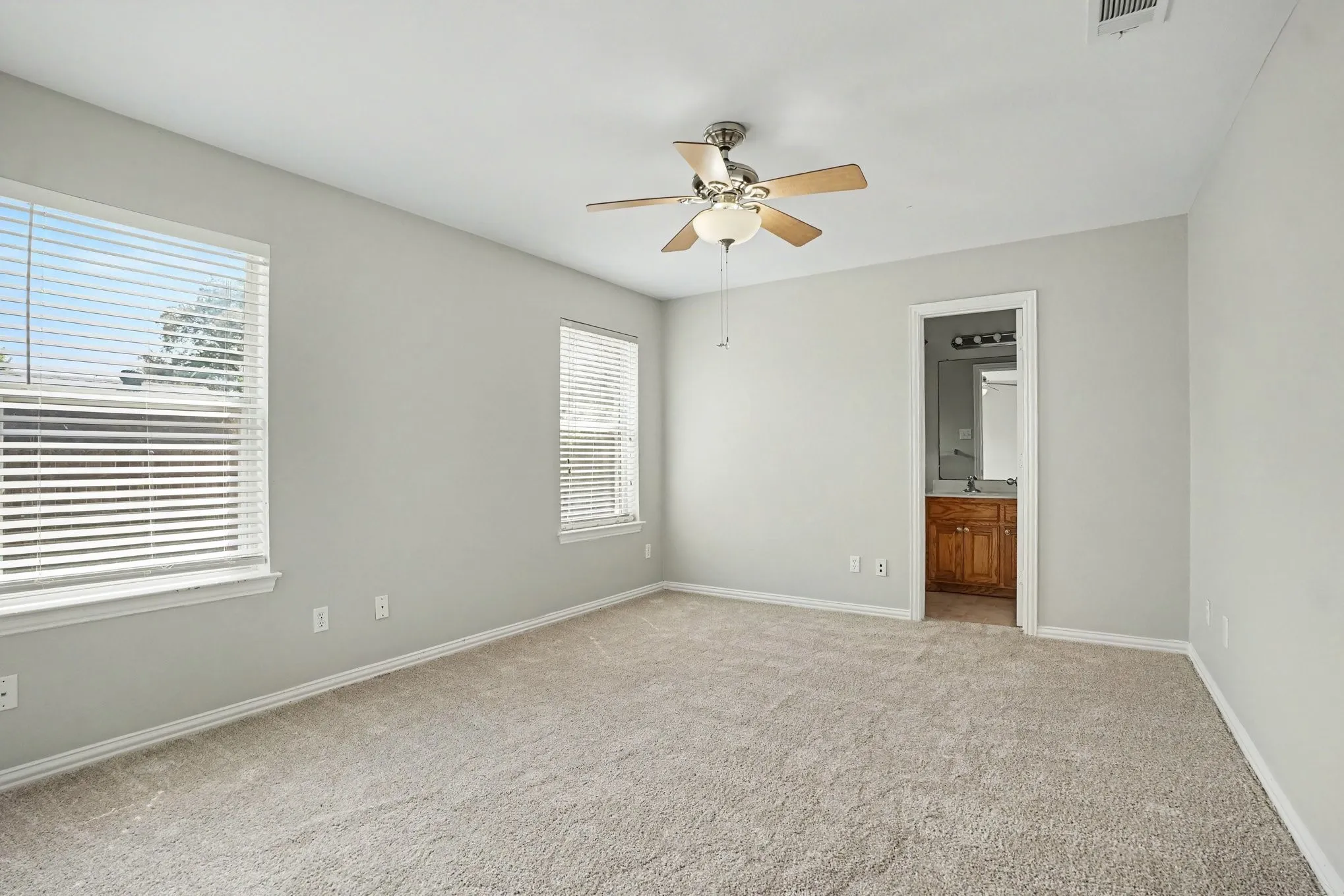 Single Family Residence For Sale in Dallas County , 104 Camden Court, Irving, Texas 75061, 3 Bedroom, 2 Bathroom, 2 Garage spaces, 1,251 Sqft, built in 2006, mls#21398434, Real Estate Agent in Irving, Homes For Sale in Dallas county, Homes For Sale in Irving, Realtor in Irving Texas, Real Estate Brokerage Independent Realty Texas, Luminita Cordes Realtor
