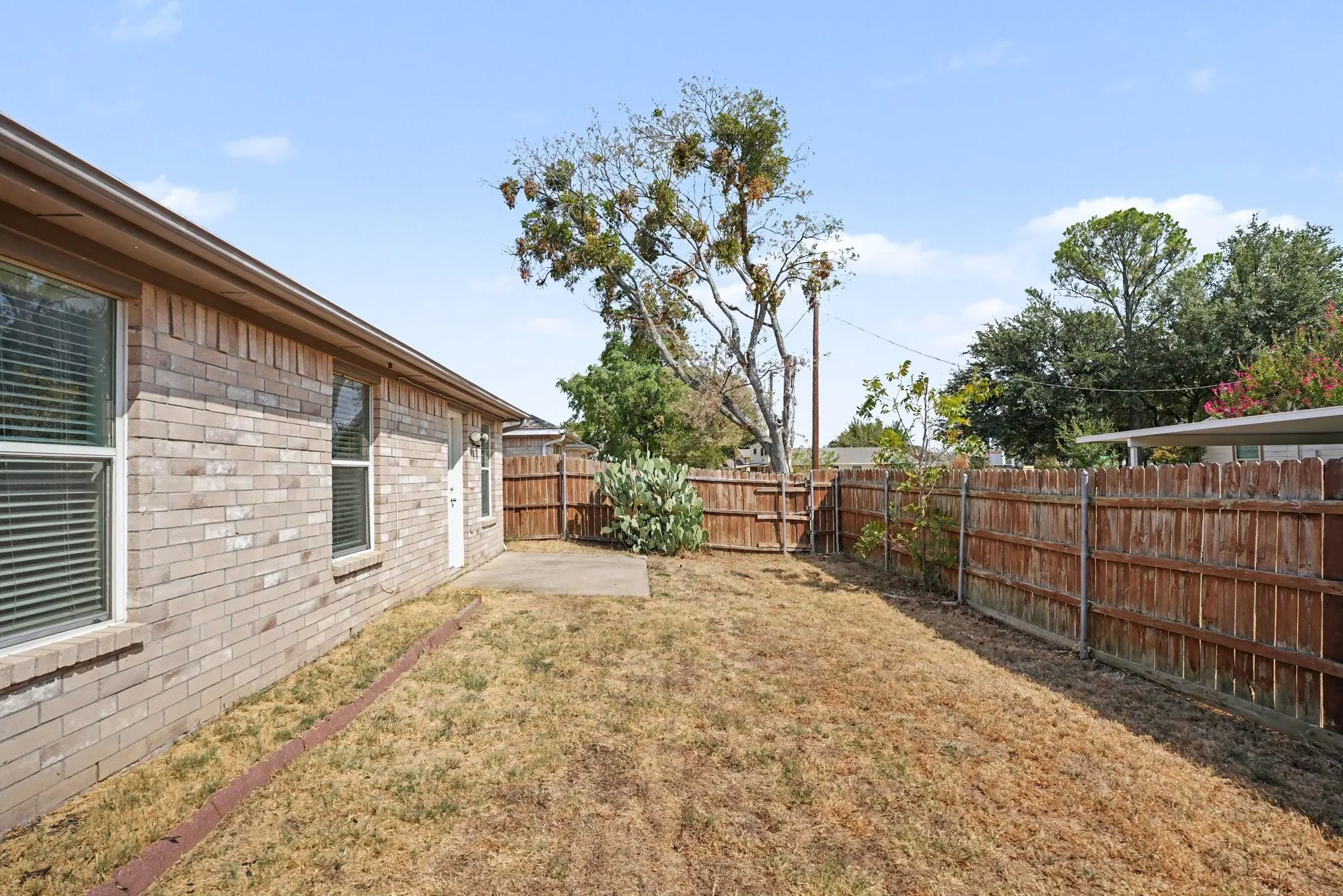 Single Family Residence For Sale in Dallas County , 104 Camden Court, Irving, Texas 75061, 3 Bedroom, 2 Bathroom, 2 Garage spaces, 1,251 Sqft, built in 2006, mls#21398434, Real Estate Agent in Irving, Homes For Sale in Dallas county, Homes For Sale in Irving, Realtor in Irving Texas, Real Estate Brokerage Independent Realty Texas, Luminita Cordes Realtor