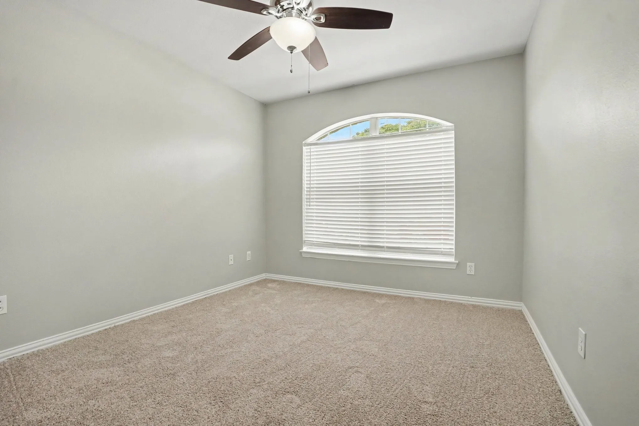 Single Family Residence For Sale in Dallas County , 104 Camden Court, Irving, Texas 75061, 3 Bedroom, 2 Bathroom, 2 Garage spaces, 1,251 Sqft, built in 2006, mls#21398434, Real Estate Agent in Irving, Homes For Sale in Dallas county, Homes For Sale in Irving, Realtor in Irving Texas, Real Estate Brokerage Independent Realty Texas, Luminita Cordes Realtor