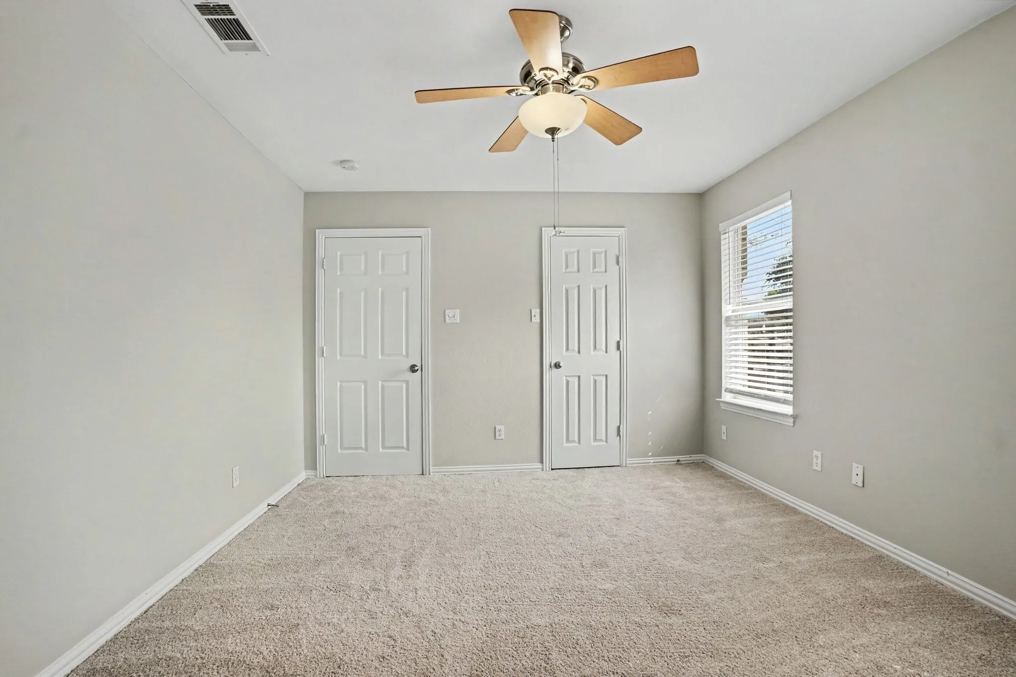 Single Family Residence For Sale in Dallas County , 104 Camden Court, Irving, Texas 75061, 3 Bedroom, 2 Bathroom, 2 Garage spaces, 1,251 Sqft, built in 2006, mls#21398434, Real Estate Agent in Irving, Homes For Sale in Dallas county, Homes For Sale in Irving, Realtor in Irving Texas, Real Estate Brokerage Independent Realty Texas, Luminita Cordes Realtor