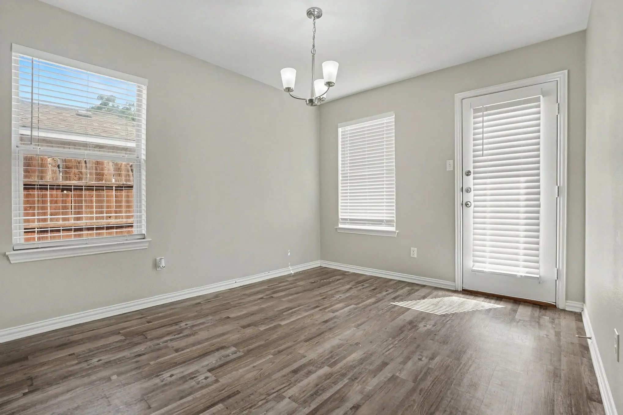 Single Family Residence For Sale in Dallas County , 104 Camden Court, Irving, Texas 75061, 3 Bedroom, 2 Bathroom, 2 Garage spaces, 1,251 Sqft, built in 2006, mls#21398434, Real Estate Agent in Irving, Homes For Sale in Dallas county, Homes For Sale in Irving, Realtor in Irving Texas, Real Estate Brokerage Independent Realty Texas, Luminita Cordes Realtor