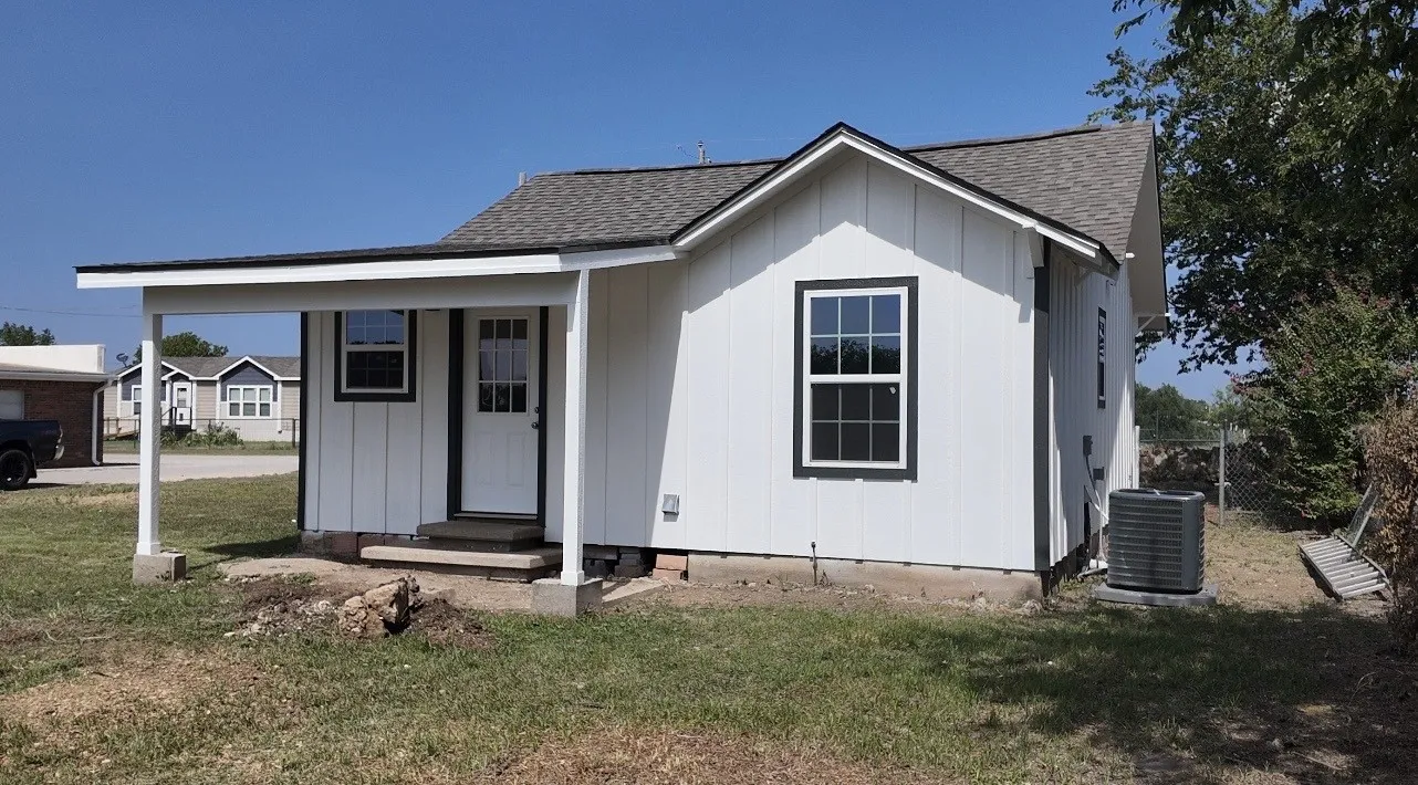 Single Family Residence For Sale in San Saba County , 107 N. Hall Street, Richland Springs, Texas 76871, 2 Bedroom, 1 Bathroom, Garage spaces, 672 Sqft, built in 1930, mls#21408280, Real Estate Agent in Richland Springs, Homes For Sale in San Saba county, Homes For Sale in Richland Springs, Realtor in Richland Springs Texas, Real Estate Brokerage Independent Realty Texas, Luminita Cordes Realtor
