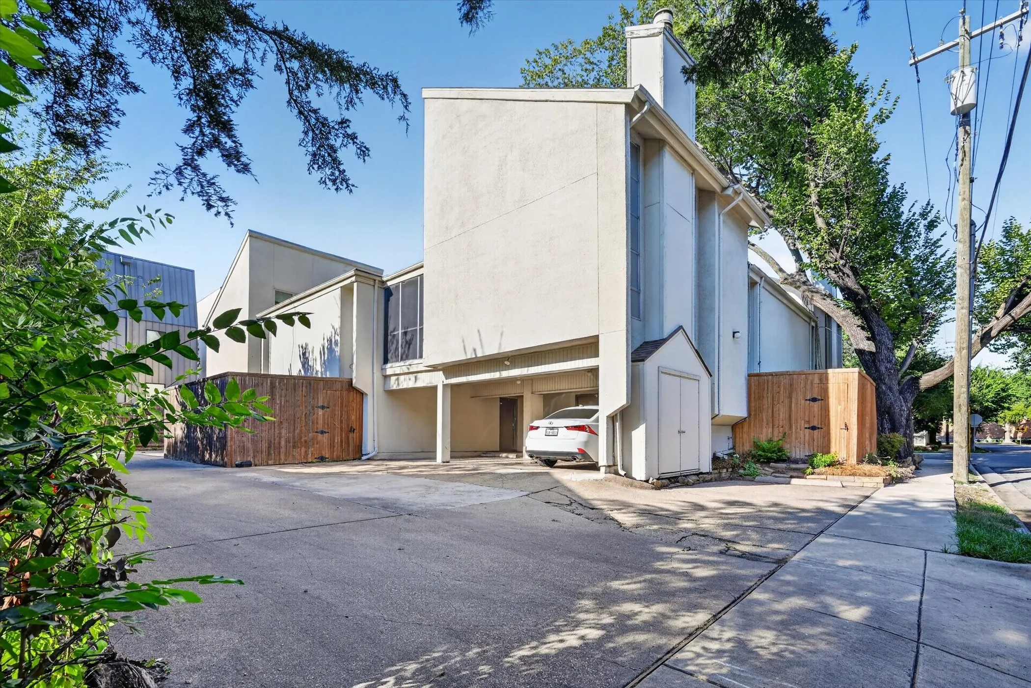 Condominium For Sale in Dallas County , 4003 Gilbert Avenue 7, Dallas, Texas 75219, 1 Bedroom, 1 Bathroom, Garage spaces, 994 Sqft, built in 1972, mls#21408432, Real Estate Agent in Dallas, Homes For Sale in Dallas county, Homes For Sale in Dallas, Realtor in Dallas Texas, Real Estate Brokerage Independent Realty Texas, Luminita Cordes Realtor