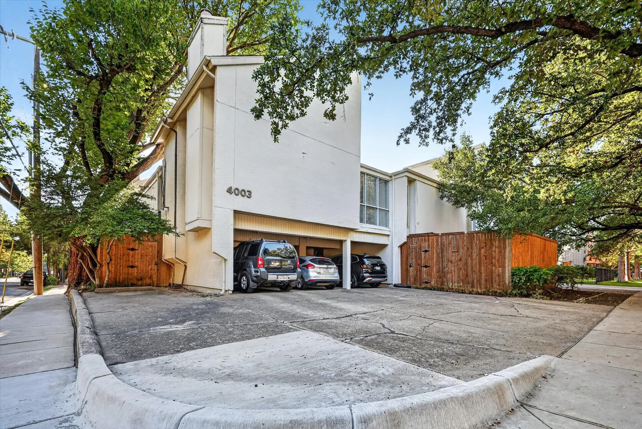 Condominium For Sale in Dallas County , 4003 Gilbert Avenue 7, Dallas, Texas 75219, 1 Bedroom, 1 Bathroom, Garage spaces, 994 Sqft, built in 1972, mls#21408432, Real Estate Agent in Dallas, Homes For Sale in Dallas county, Homes For Sale in Dallas, Realtor in Dallas Texas, Real Estate Brokerage Independent Realty Texas, Luminita Cordes Realtor