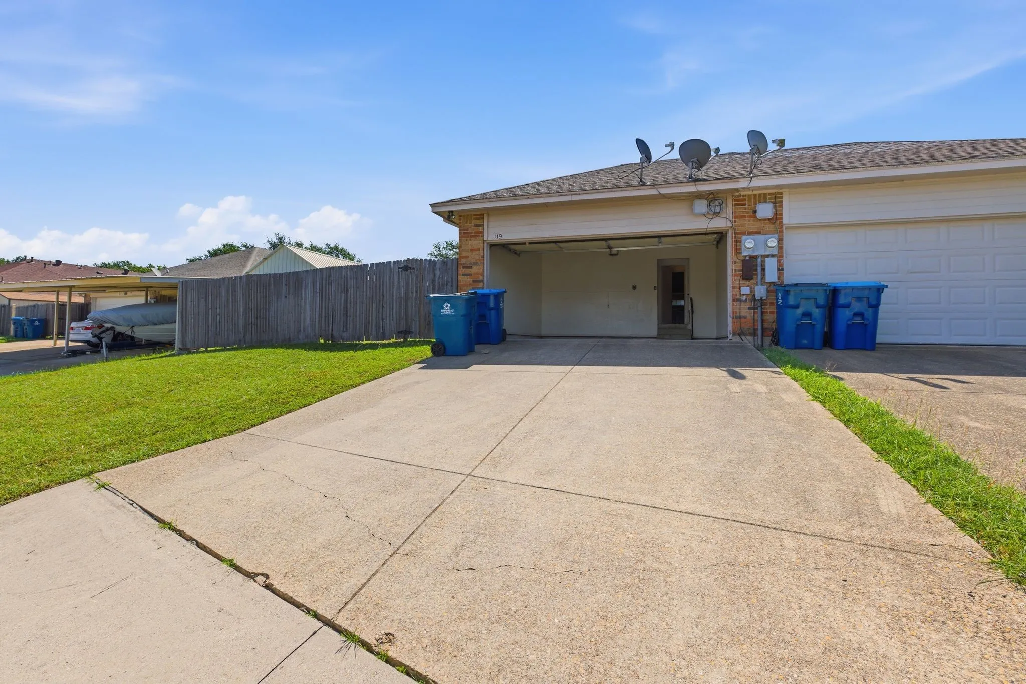 Single Family Residence For Sale in Dallas County , 119 Larchbrook Drive, De Soto, Texas 75115, 3 Bedroom, 2 Bathroom, 2 Garage spaces, 1,277 Sqft, built in 1984, mls#21408526, Real Estate Agent in De Soto, Homes For Sale in Dallas county, Homes For Sale in De Soto, Realtor in De Soto Texas, Real Estate Brokerage Independent Realty Texas, Luminita Cordes Realtor