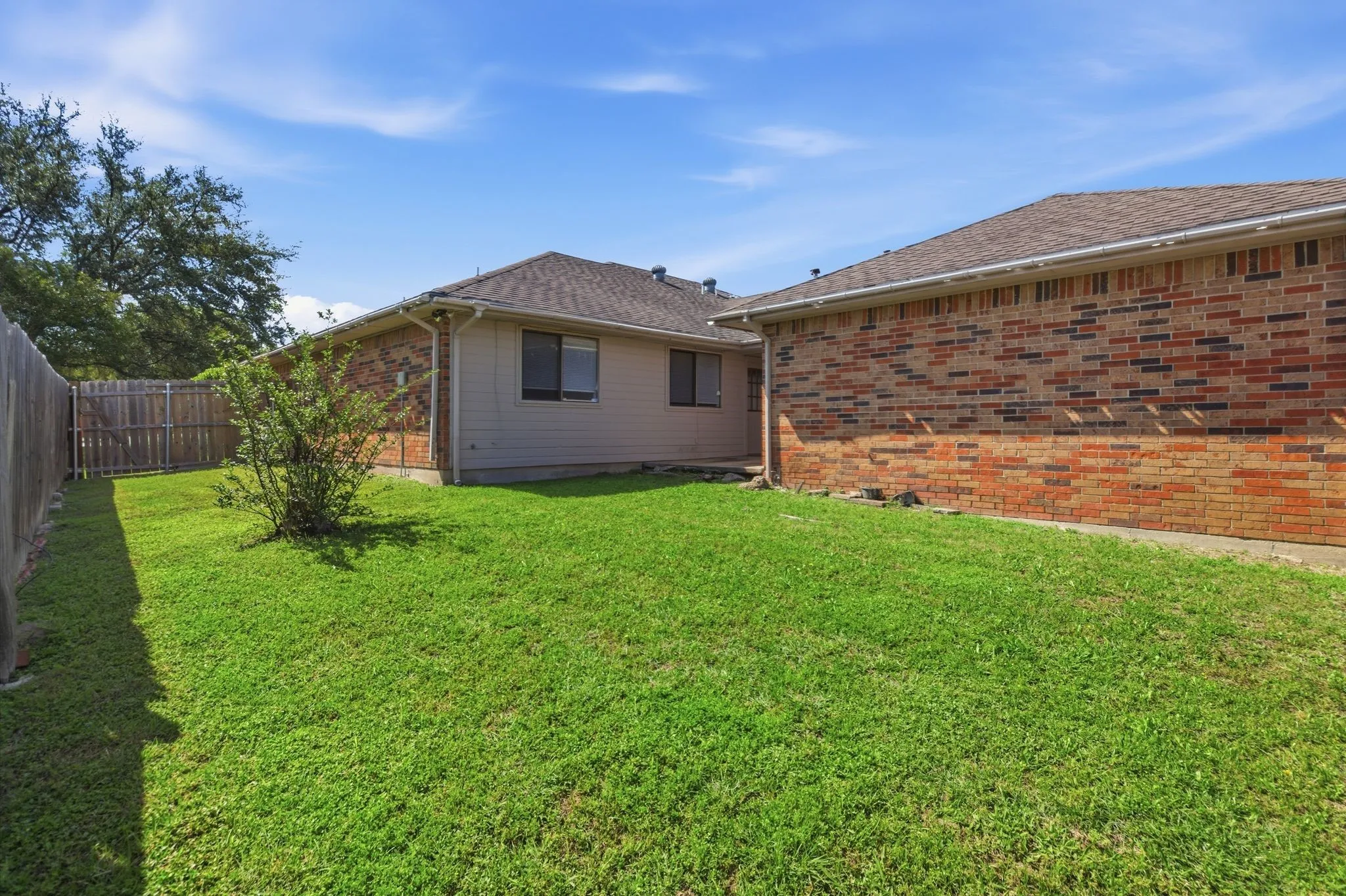 Single Family Residence For Sale in Dallas County , 119 Larchbrook Drive, De Soto, Texas 75115, 3 Bedroom, 2 Bathroom, 2 Garage spaces, 1,277 Sqft, built in 1984, mls#21408526, Real Estate Agent in De Soto, Homes For Sale in Dallas county, Homes For Sale in De Soto, Realtor in De Soto Texas, Real Estate Brokerage Independent Realty Texas, Luminita Cordes Realtor