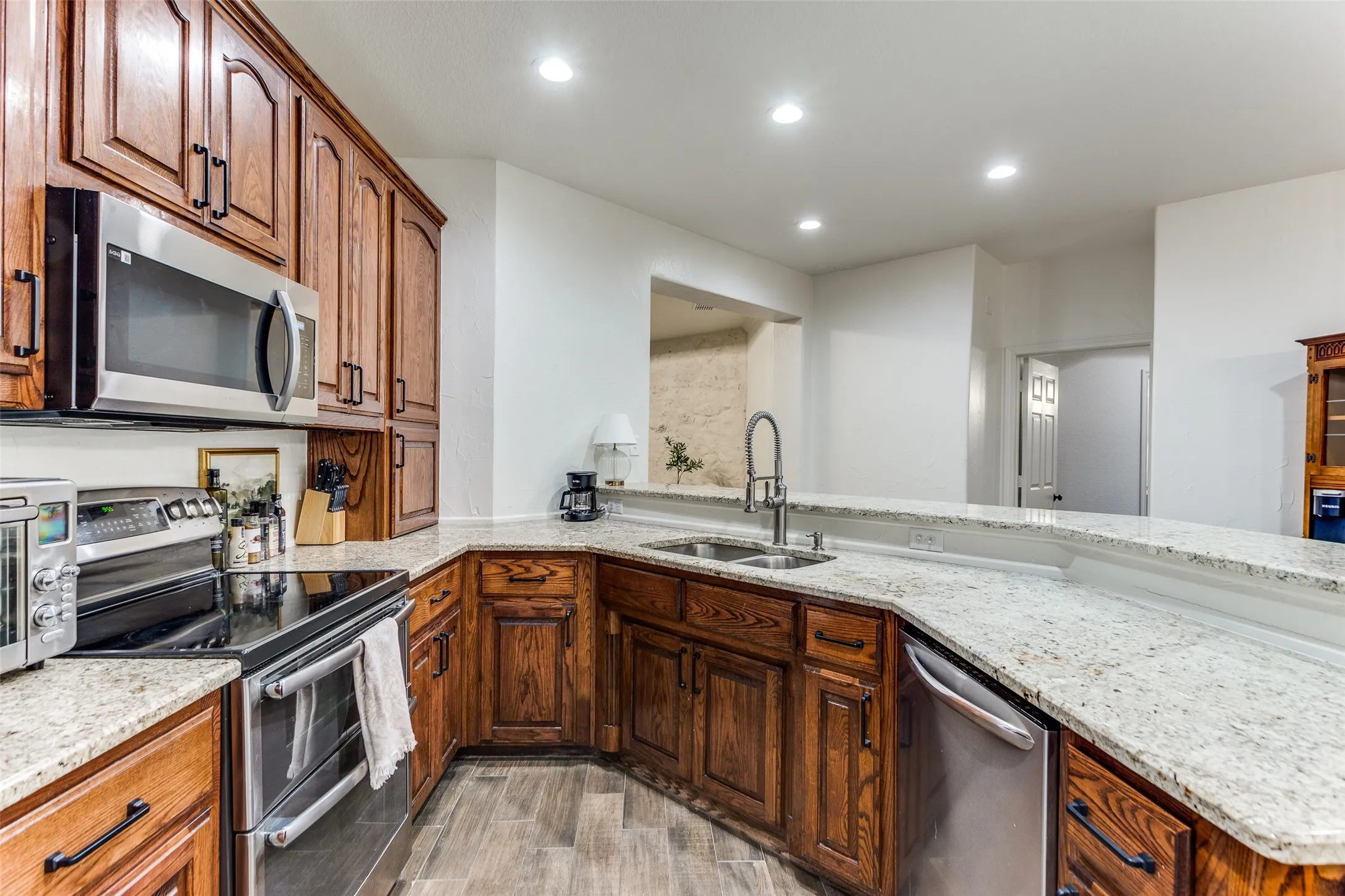 Single Family Residence For Sale in Parker County , 101 Oakwood Drive, Weatherford, Texas 76086, 5 Bedroom, 5 Bathroom, 3 Garage spaces, 3,916 Sqft, built in 2002, mls#21408442, Real Estate Agent in Weatherford, Homes For Sale in Parker county, Homes For Sale in Weatherford, Realtor in Weatherford Texas, Real Estate Brokerage Independent Realty Texas, Luminita Cordes Realtor