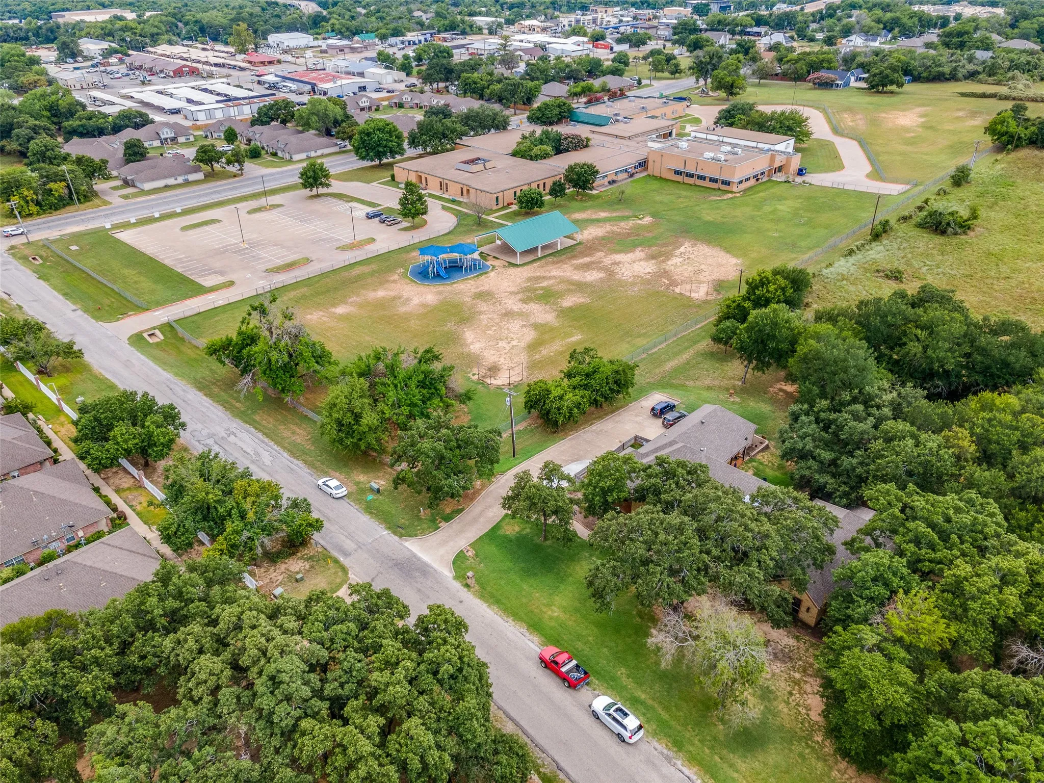 Single Family Residence For Sale in Parker County , 101 Oakwood Drive, Weatherford, Texas 76086, 5 Bedroom, 5 Bathroom, 3 Garage spaces, 3,916 Sqft, built in 2002, mls#21408442, Real Estate Agent in Weatherford, Homes For Sale in Parker county, Homes For Sale in Weatherford, Realtor in Weatherford Texas, Real Estate Brokerage Independent Realty Texas, Luminita Cordes Realtor