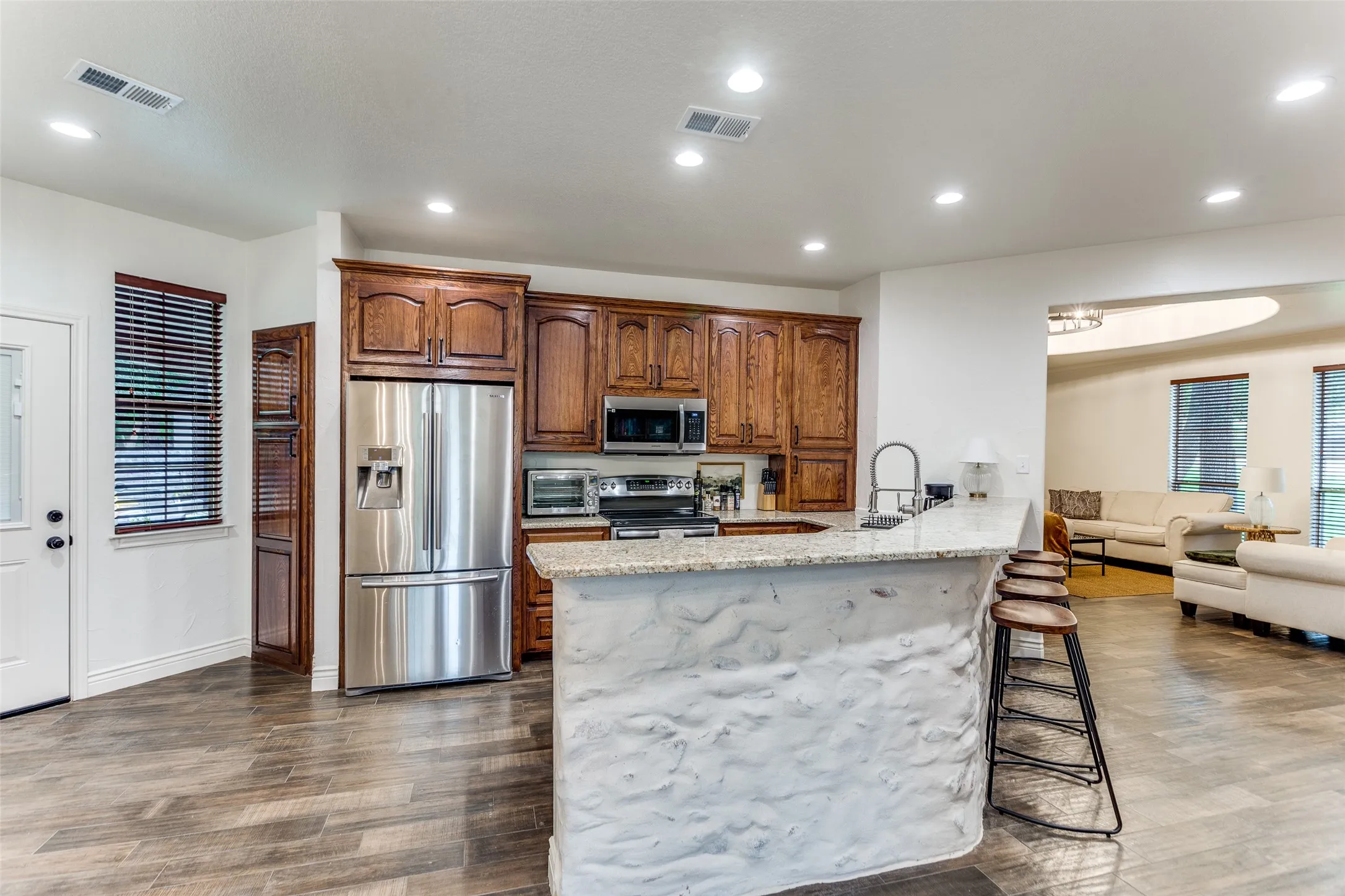 Single Family Residence For Sale in Parker County , 101 Oakwood Drive, Weatherford, Texas 76086, 5 Bedroom, 5 Bathroom, 3 Garage spaces, 3,916 Sqft, built in 2002, mls#21408442, Real Estate Agent in Weatherford, Homes For Sale in Parker county, Homes For Sale in Weatherford, Realtor in Weatherford Texas, Real Estate Brokerage Independent Realty Texas, Luminita Cordes Realtor
