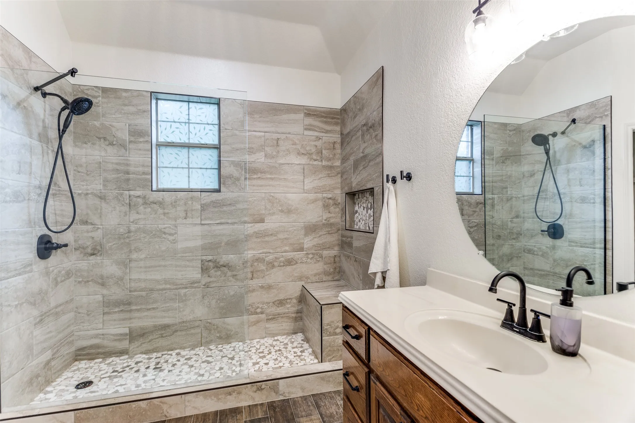Single Family Residence For Sale in Parker County , 101 Oakwood Drive, Weatherford, Texas 76086, 5 Bedroom, 5 Bathroom, 3 Garage spaces, 3,916 Sqft, built in 2002, mls#21408442, Real Estate Agent in Weatherford, Homes For Sale in Parker county, Homes For Sale in Weatherford, Realtor in Weatherford Texas, Real Estate Brokerage Independent Realty Texas, Luminita Cordes Realtor
