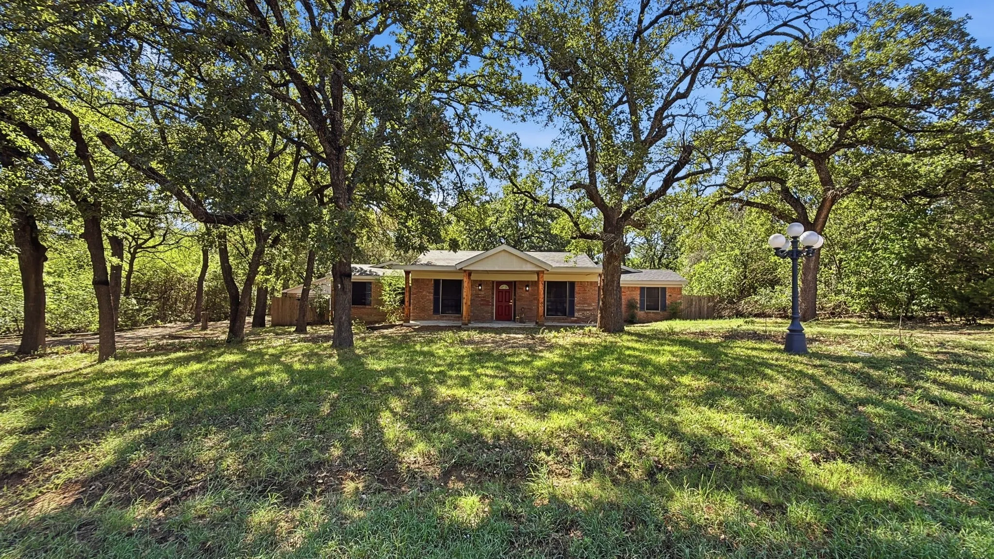 Single Family Residence For Sale in Johnson County , 1004 Lakeview Drive, Joshua, Texas 76058, 3 Bedroom, 3 Bathroom, 2 Garage spaces, 2,408 Sqft, built in 1980, mls#21408176, Real Estate Agent in Joshua, Homes For Sale in Johnson county, Homes For Sale in Joshua, Realtor in Joshua Texas, Real Estate Brokerage Independent Realty Texas, Luminita Cordes Realtor