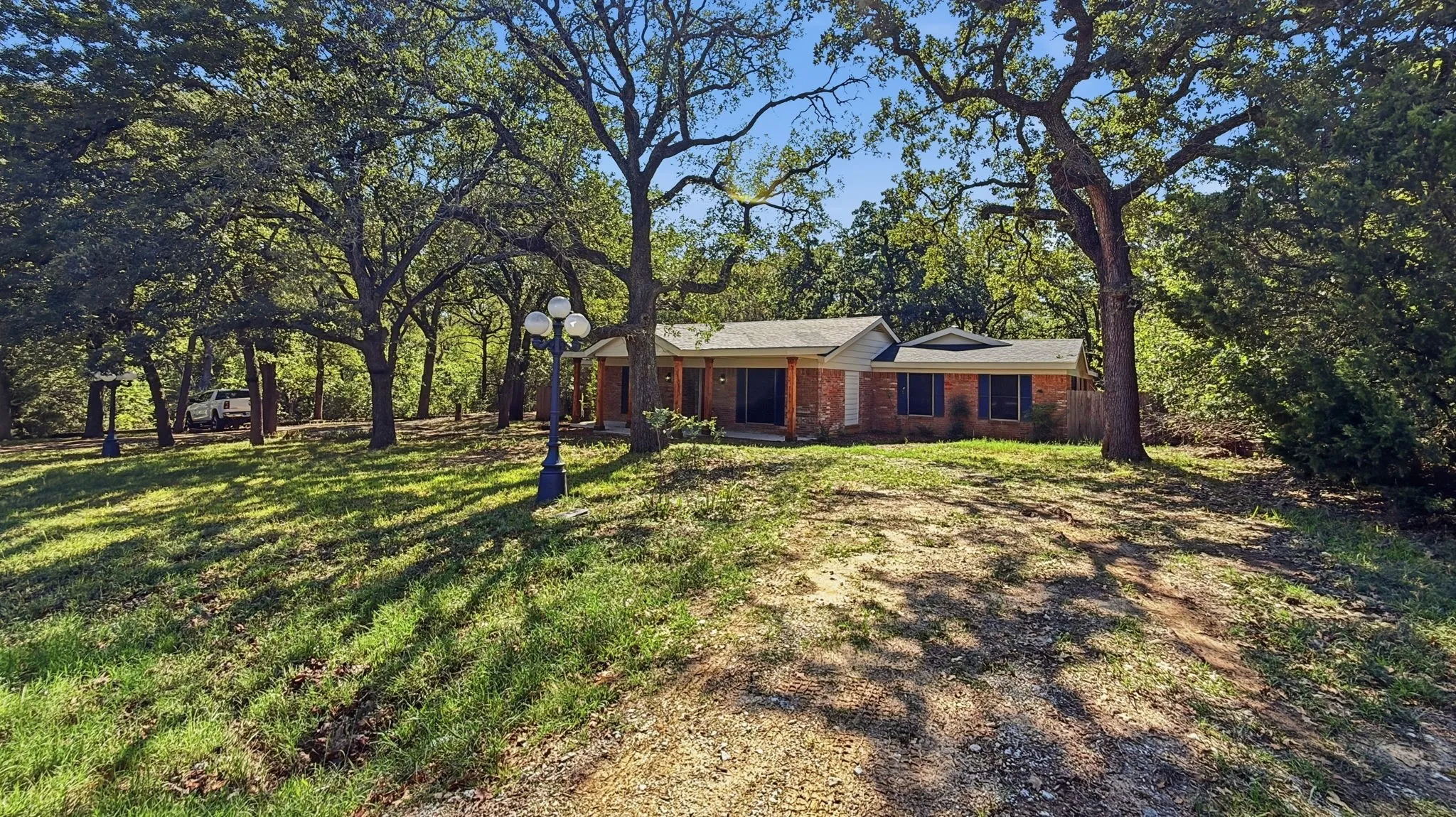 Single Family Residence For Sale in Johnson County , 1004 Lakeview Drive, Joshua, Texas 76058, 3 Bedroom, 3 Bathroom, 2 Garage spaces, 2,408 Sqft, built in 1980, mls#21408176, Real Estate Agent in Joshua, Homes For Sale in Johnson county, Homes For Sale in Joshua, Realtor in Joshua Texas, Real Estate Brokerage Independent Realty Texas, Luminita Cordes Realtor