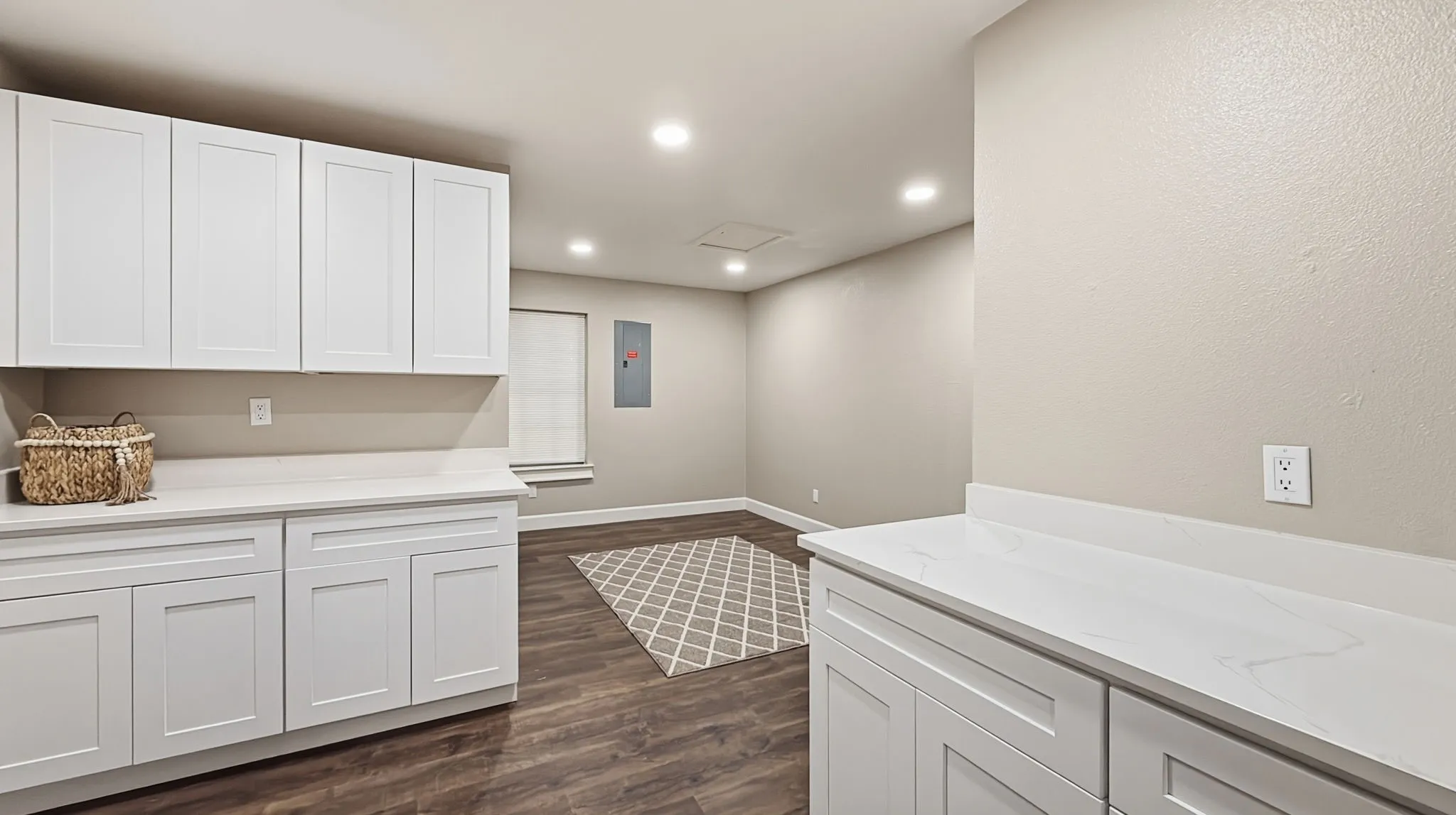 Single Family Residence For Sale in Johnson County , 1004 Lakeview Drive, Joshua, Texas 76058, 3 Bedroom, 3 Bathroom, 2 Garage spaces, 2,408 Sqft, built in 1980, mls#21408176, Real Estate Agent in Joshua, Homes For Sale in Johnson county, Homes For Sale in Joshua, Realtor in Joshua Texas, Real Estate Brokerage Independent Realty Texas, Luminita Cordes Realtor