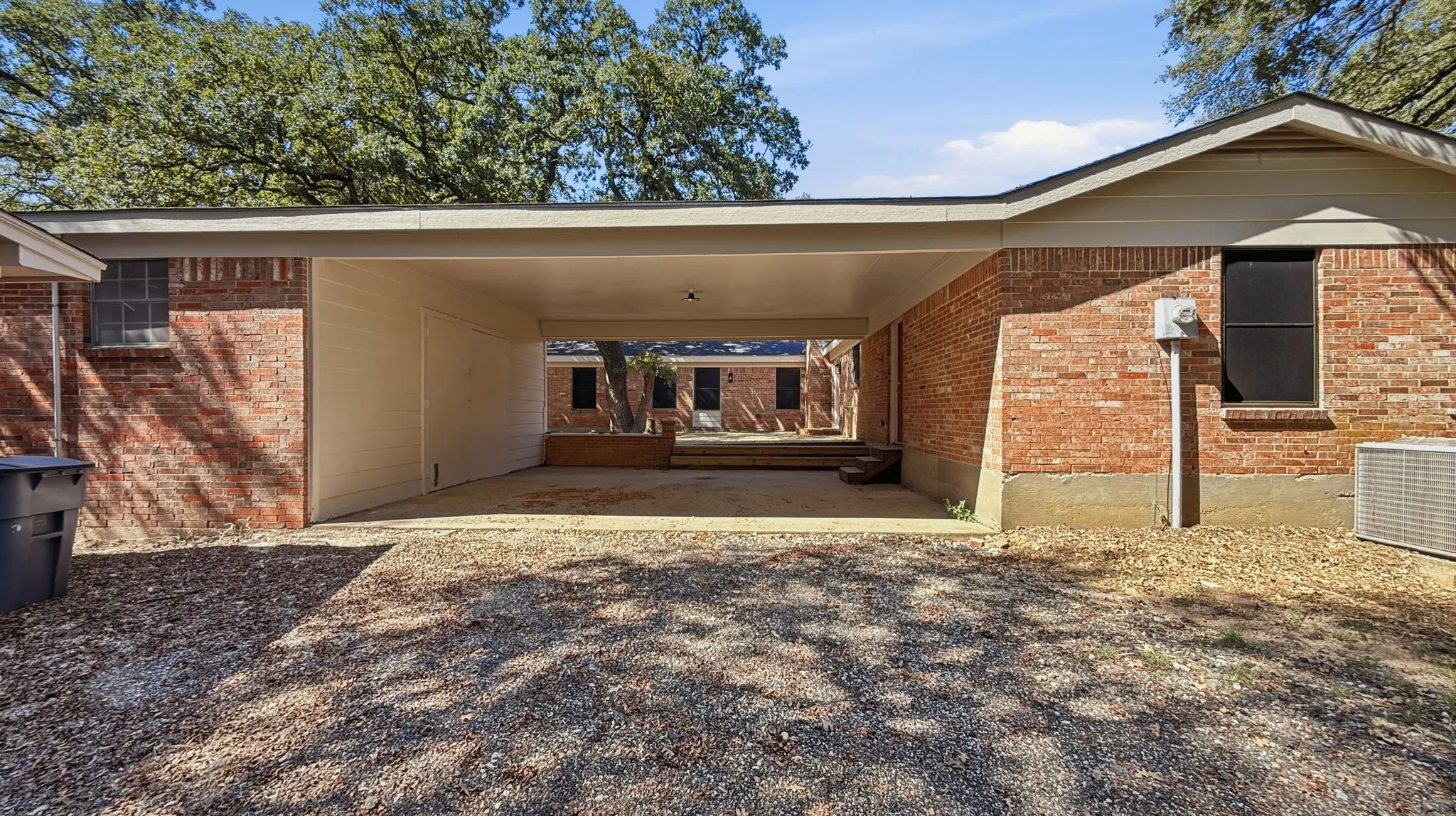 Single Family Residence For Sale in Johnson County , 1004 Lakeview Drive, Joshua, Texas 76058, 3 Bedroom, 3 Bathroom, 2 Garage spaces, 2,408 Sqft, built in 1980, mls#21408176, Real Estate Agent in Joshua, Homes For Sale in Johnson county, Homes For Sale in Joshua, Realtor in Joshua Texas, Real Estate Brokerage Independent Realty Texas, Luminita Cordes Realtor